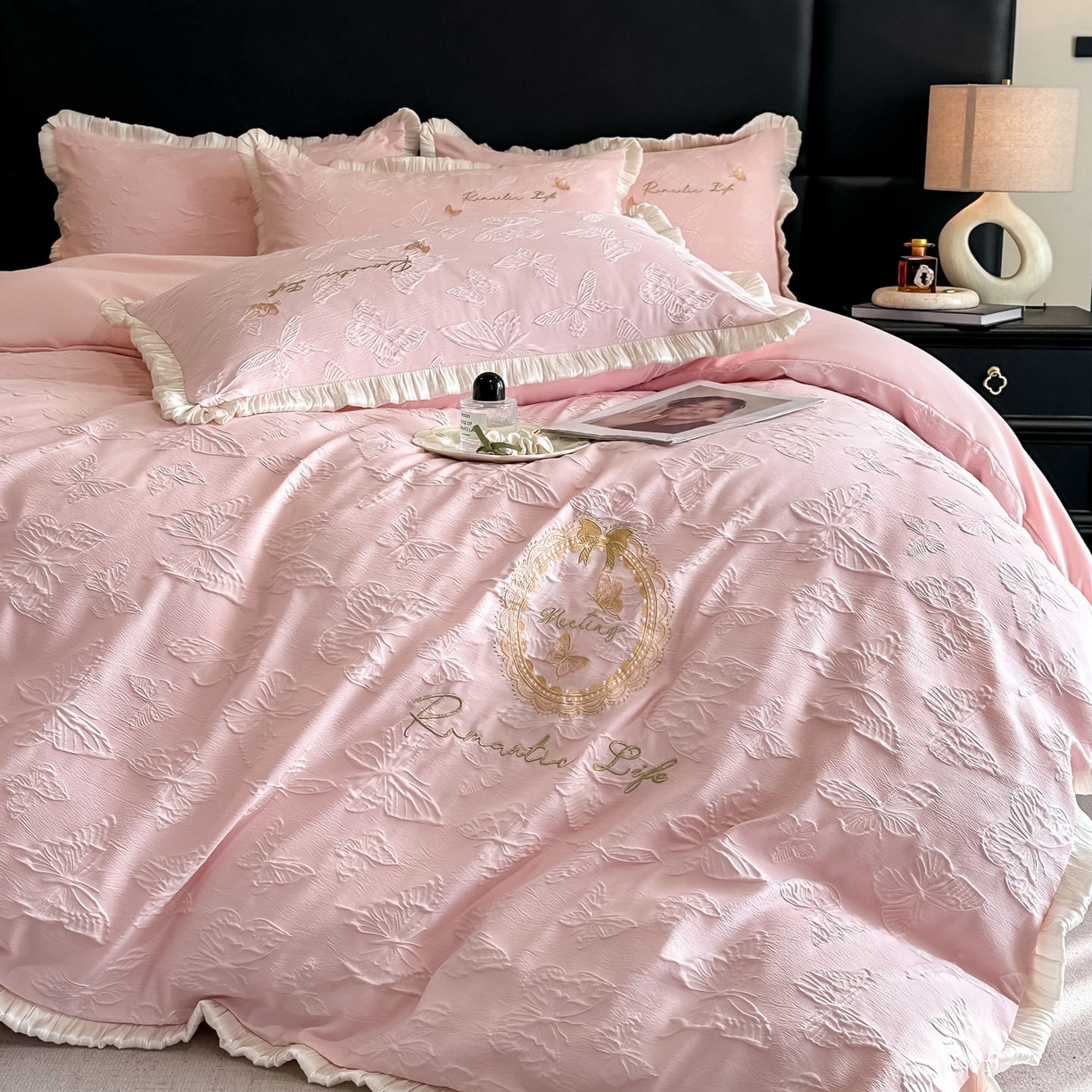 91家纺网 家纺一手货源 找家纺 宇航家纺 2026新款浮雕花边水洗真丝四件套-梦境 梦境-粉玉