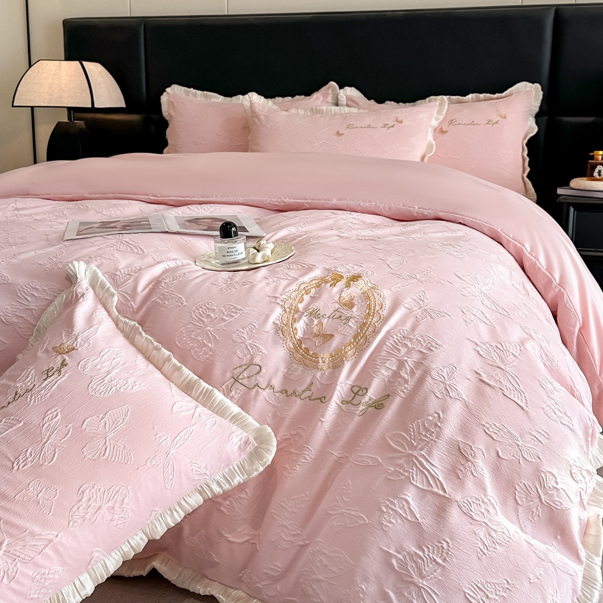 91家纺网 家纺一手货源 找家纺 宇航家纺 2026新款浮雕花边水洗真丝四件套-梦境 梦境-粉玉