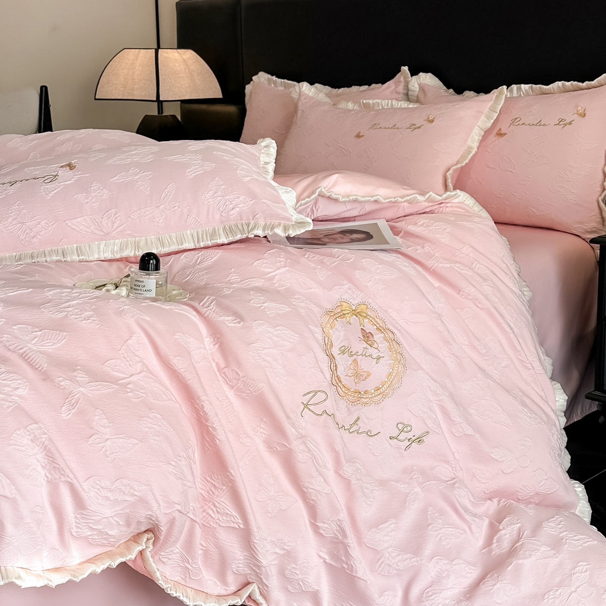 91家纺网 家纺一手货源 找家纺 宇航家纺 2026新款浮雕花边水洗真丝四件套-梦境 梦境-粉玉