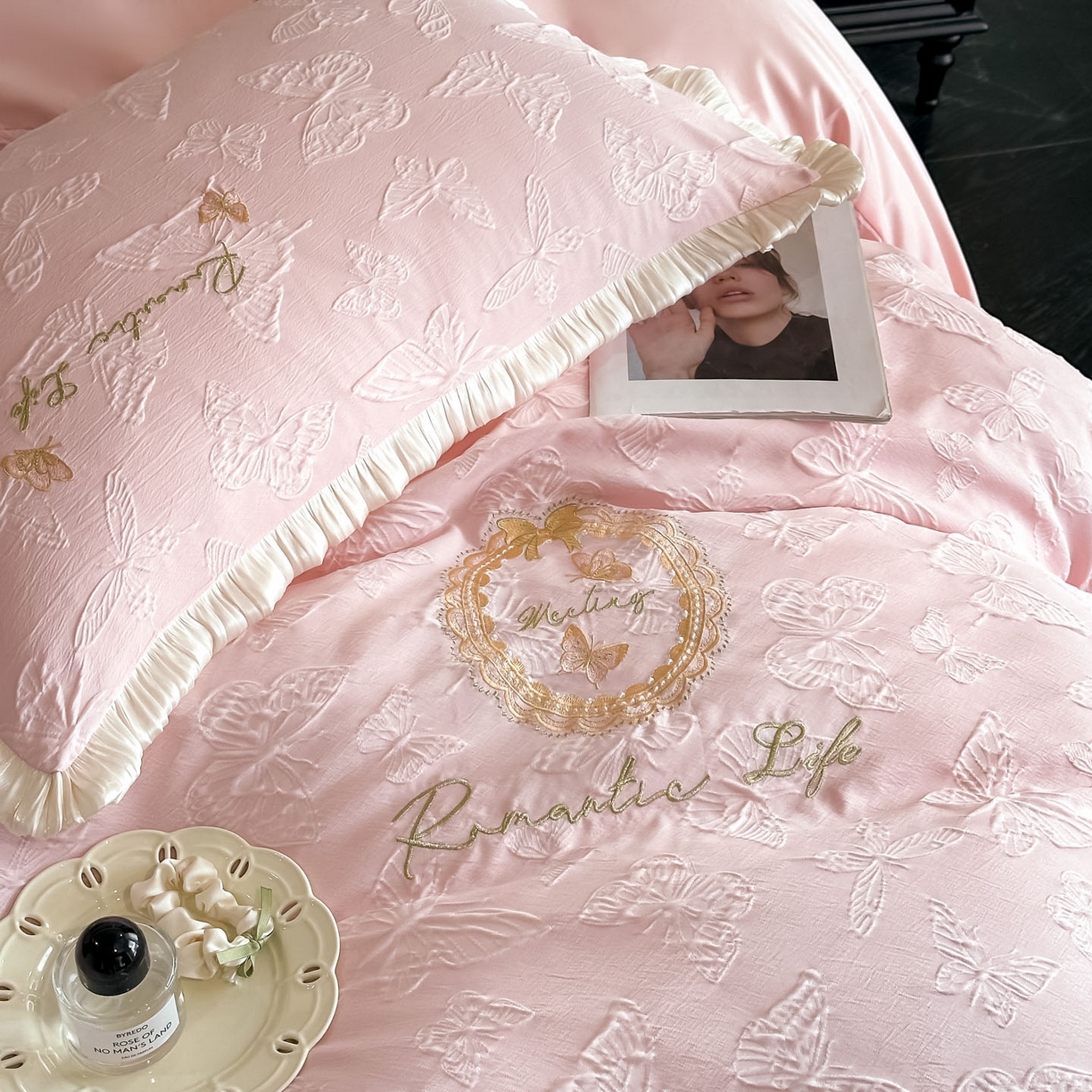 91家纺网 家纺一手货源 找家纺 宇航家纺 2026新款浮雕花边水洗真丝四件套-梦境 梦境-粉玉