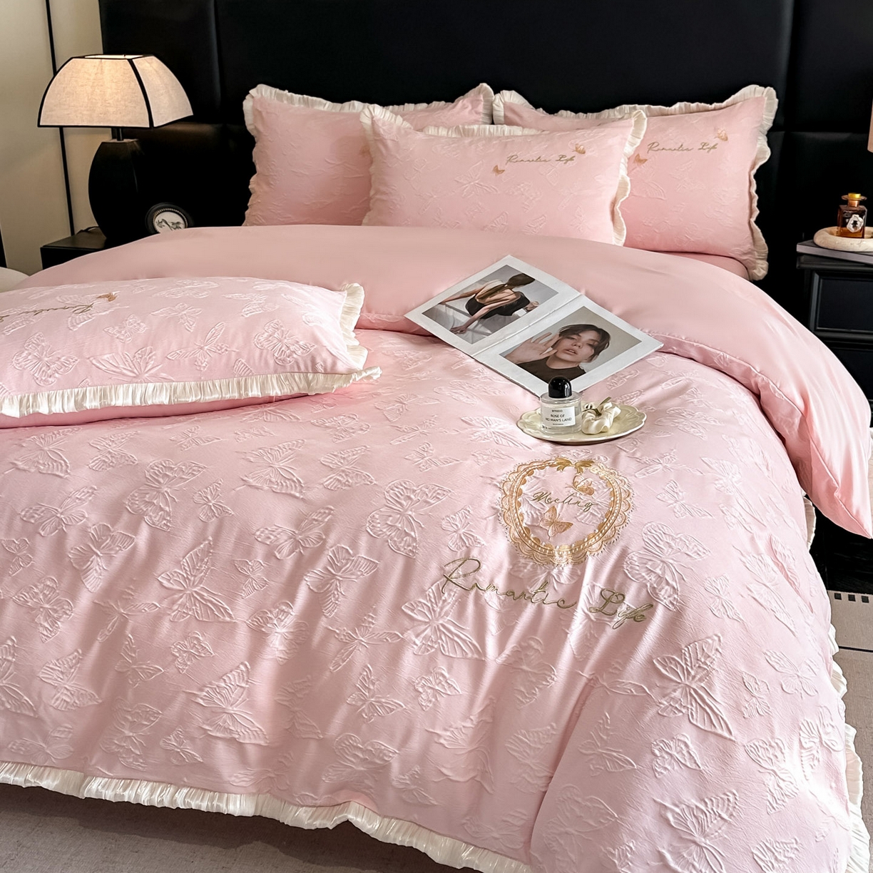 91家纺网 家纺一手货源 找家纺 宇航家纺 2026新款浮雕花边水洗真丝四件套-梦境 梦境-粉玉