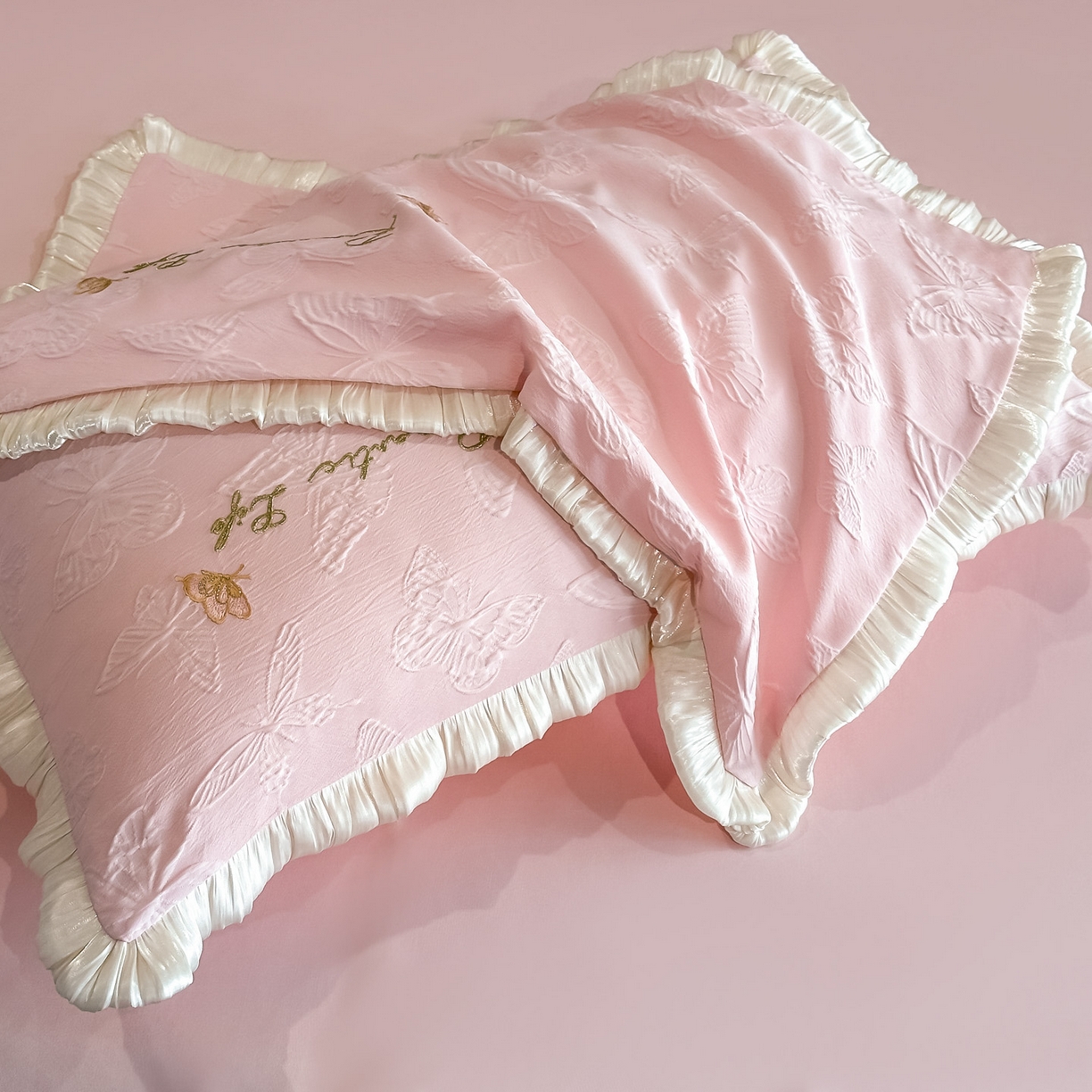 91家纺网 家纺一手货源 找家纺 宇航家纺 2026新款浮雕花边水洗真丝四件套-梦境 梦境-粉玉