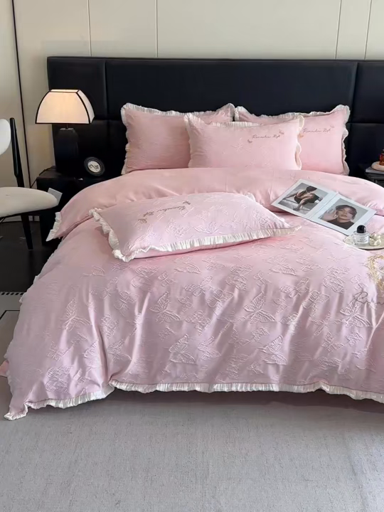 91家纺网 家纺一手货源 找家纺 宇航家纺 2026新款浮雕花边水洗真丝四件套-梦境 梦境-粉玉