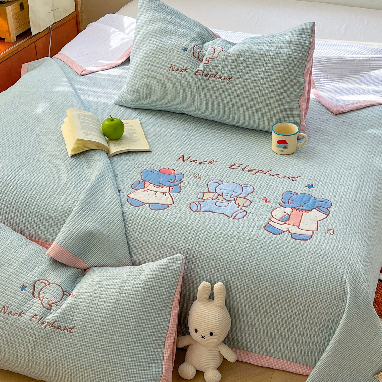 91家纺网 家纺一手货源 找家纺 丫丫家纺 2026新款古法水洗棉贴布绣加厚床盖三件套 吉象三宝