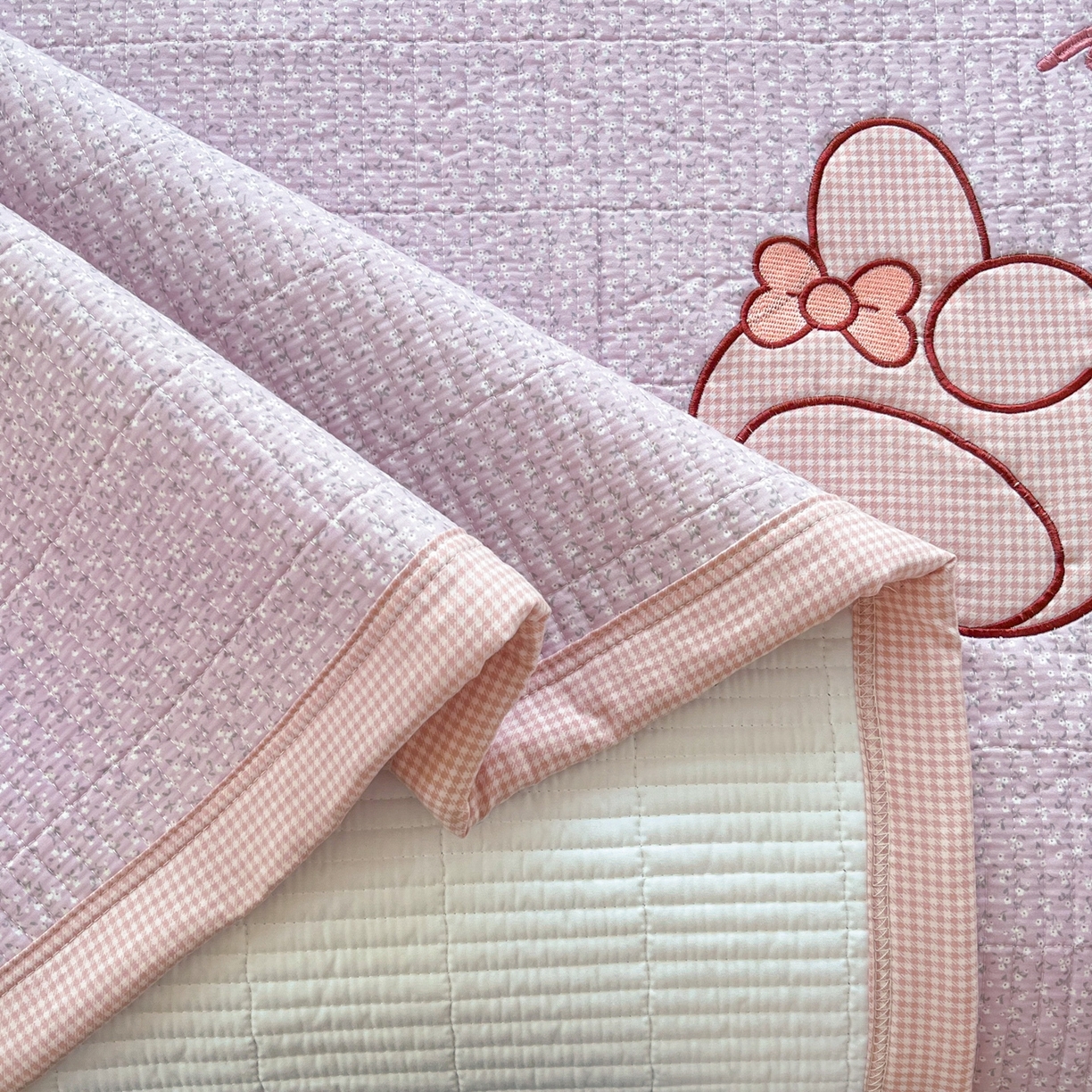 91家纺网 家纺一手货源 找家纺 丫丫家纺 2026新款古法水洗棉贴布绣加厚床盖三件套 美小蒂