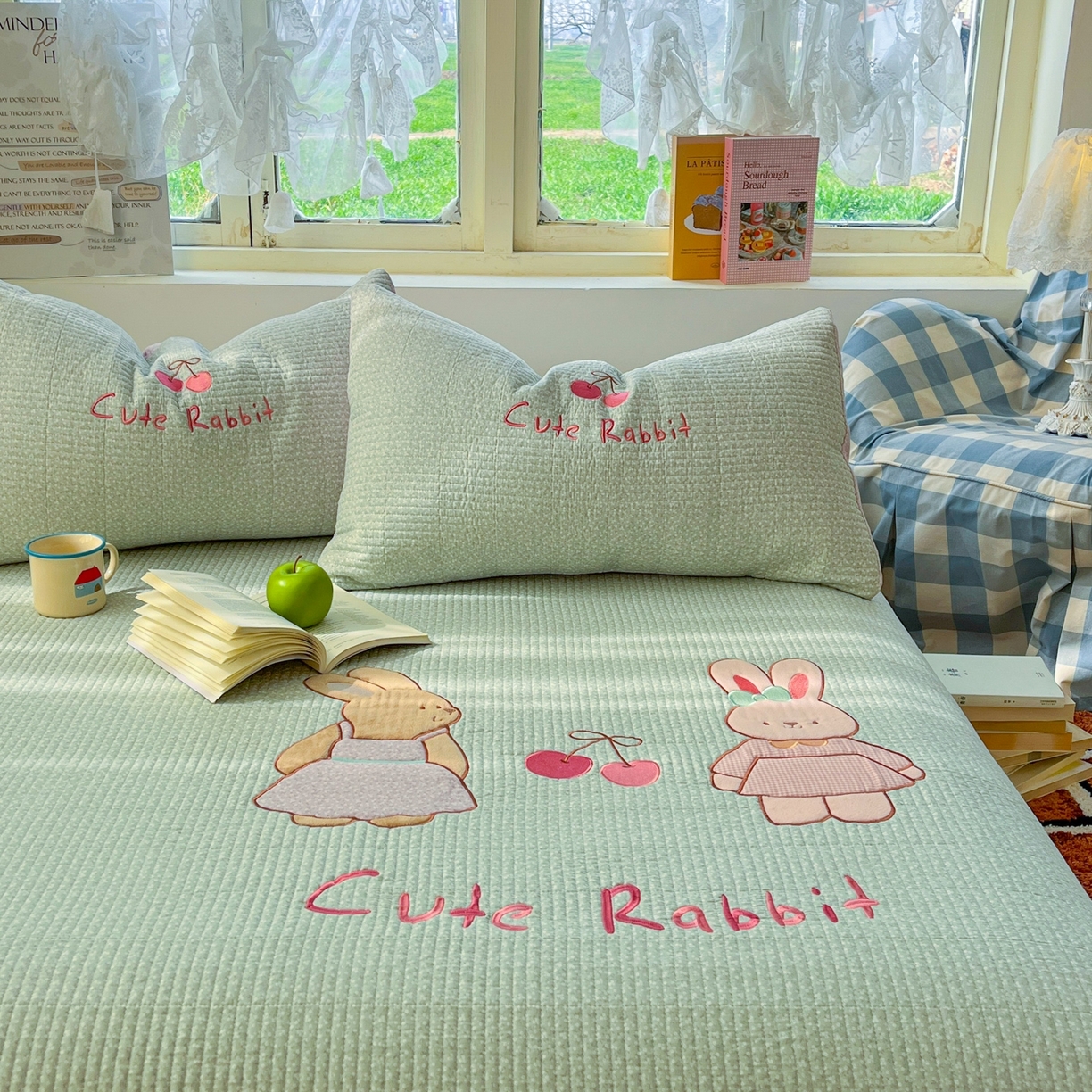 91家纺网 家纺一手货源 找家纺 丫丫家纺 2026新款古法水洗棉贴布绣加厚床盖三件套 萌萌兔绿