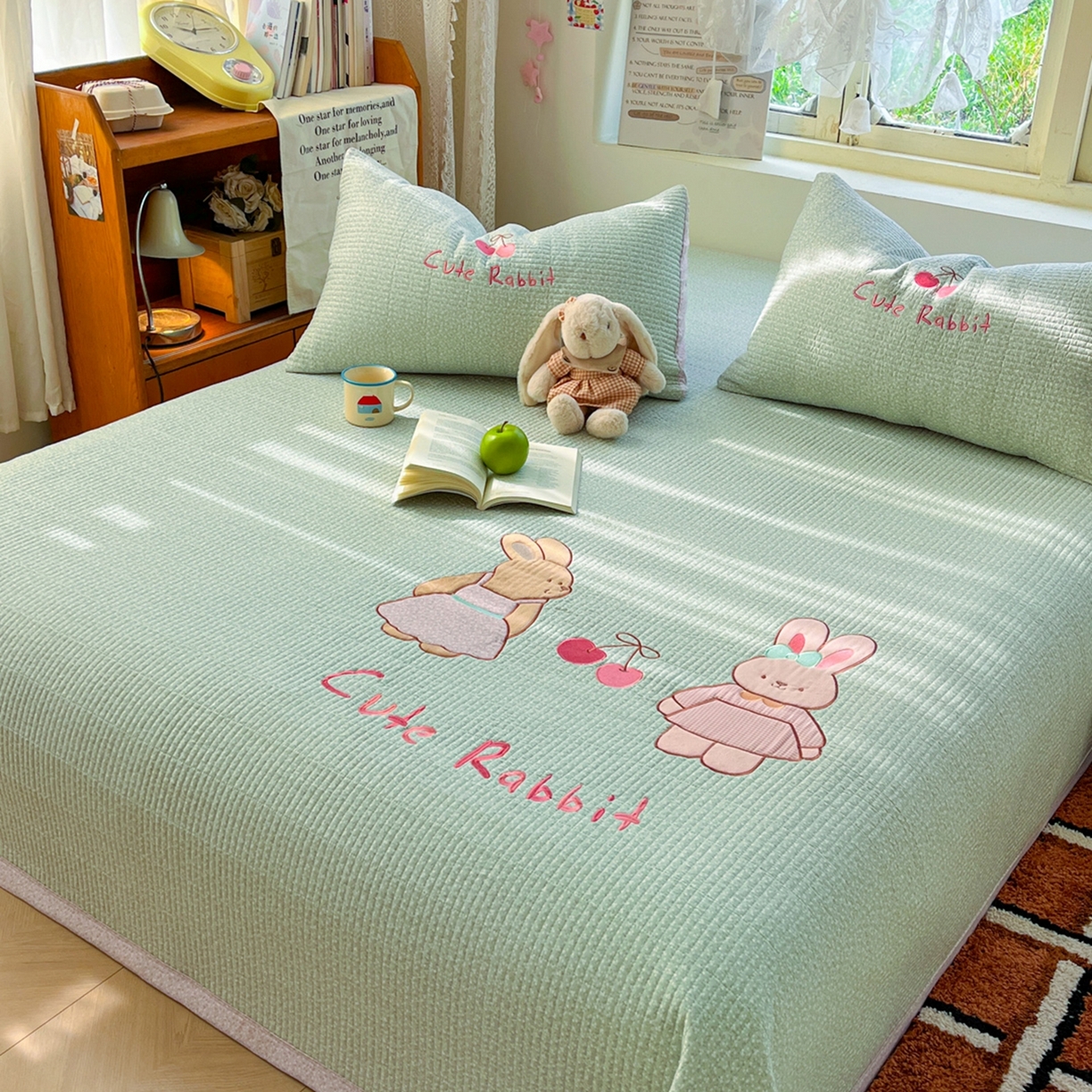 91家纺网 家纺一手货源 找家纺 丫丫家纺 2026新款古法水洗棉贴布绣加厚床盖三件套 萌萌兔绿