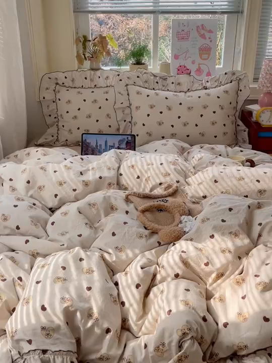 91家纺网 家纺一手货源 找家纺 轻奢坊 2026春夏新款水洗棉密拷花边四件套-春日 春日-咔咔熊