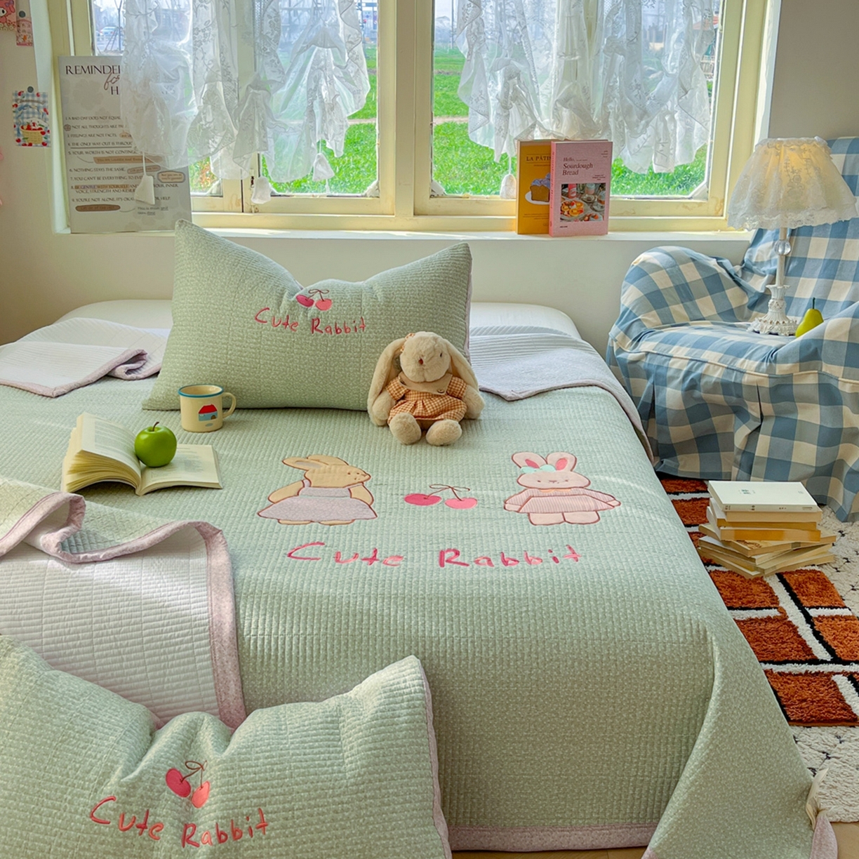 91家纺网 家纺一手货源 找家纺 丫丫家纺 2026新款古法水洗棉贴布绣加厚床盖三件套 萌萌兔绿