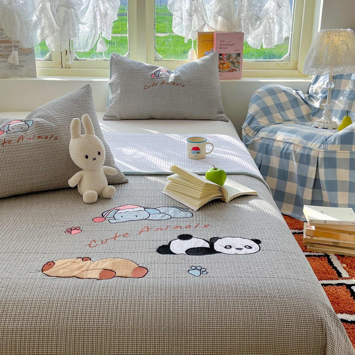 91家纺网 家纺一手货源 找家纺 丫丫家纺 2026新款古法水洗棉贴布绣加厚床盖三件套 熊猫卡皮