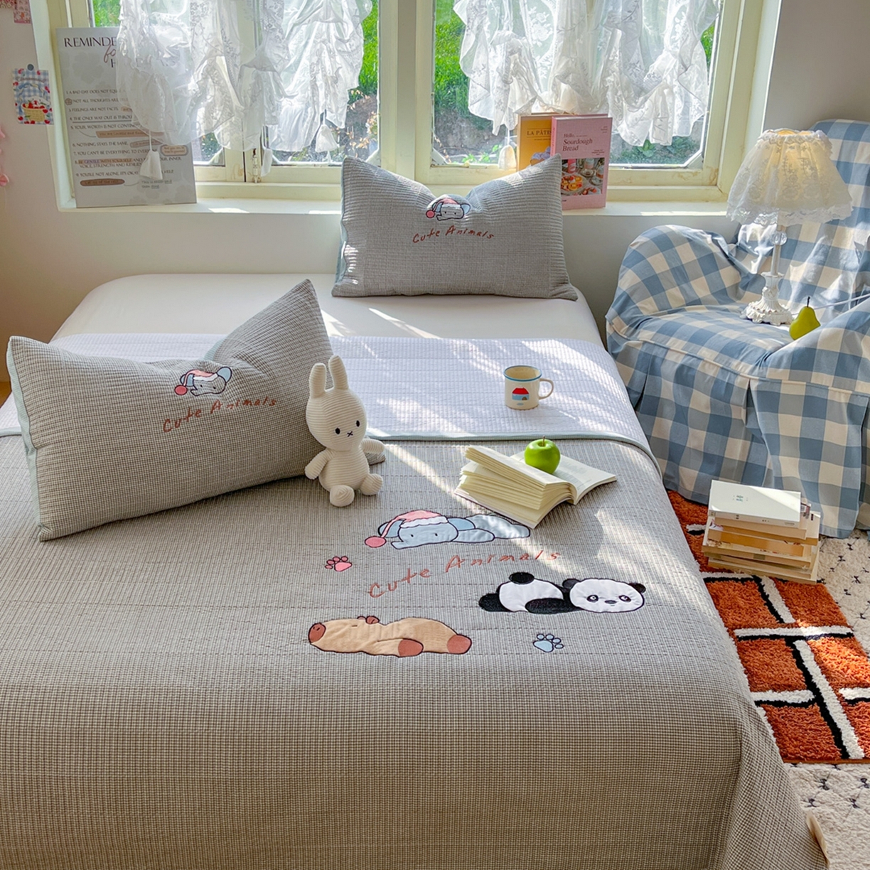 91家纺网 家纺一手货源 找家纺 丫丫家纺 2026新款古法水洗棉贴布绣加厚床盖三件套 熊猫卡皮