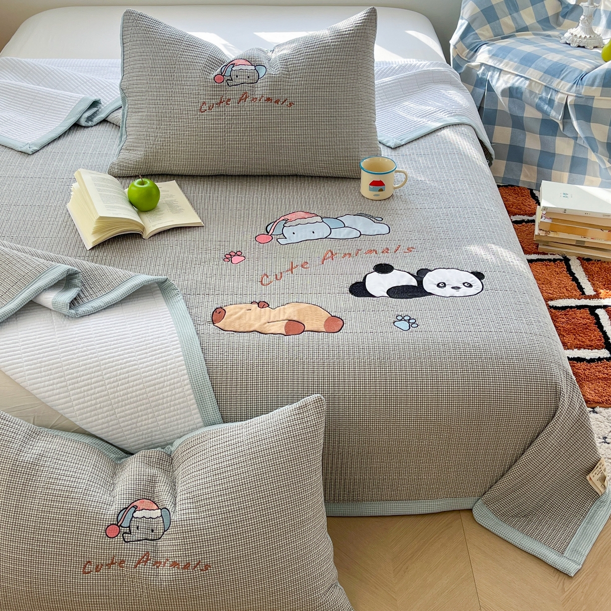 91家纺网 家纺一手货源 找家纺 丫丫家纺 2026新款古法水洗棉贴布绣加厚床盖三件套 熊猫卡皮