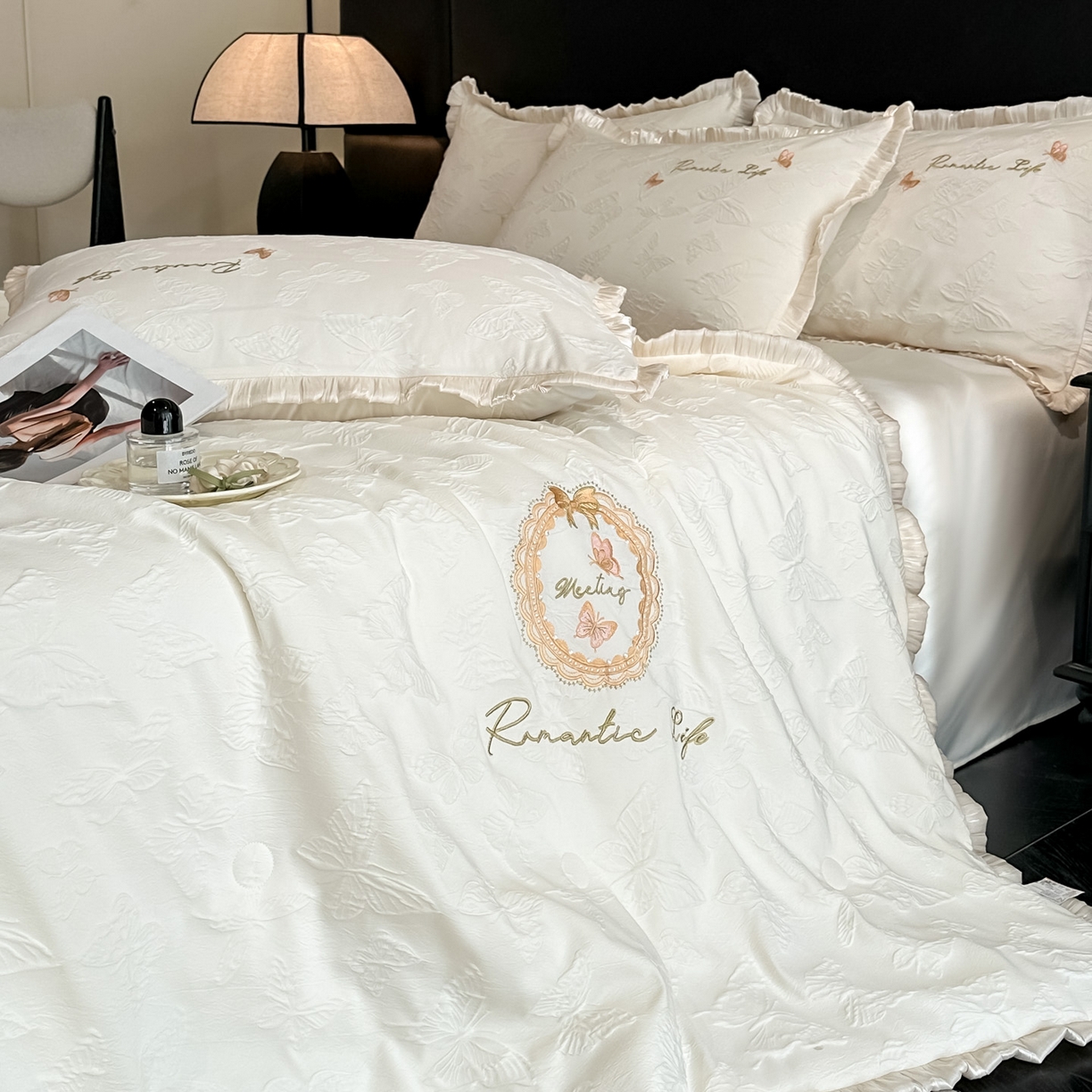 91家纺网 家纺一手货源 找家纺 （总）宇航家纺 2026新款浮雕花边款水洗真丝夏被四件套-晨光舞曲