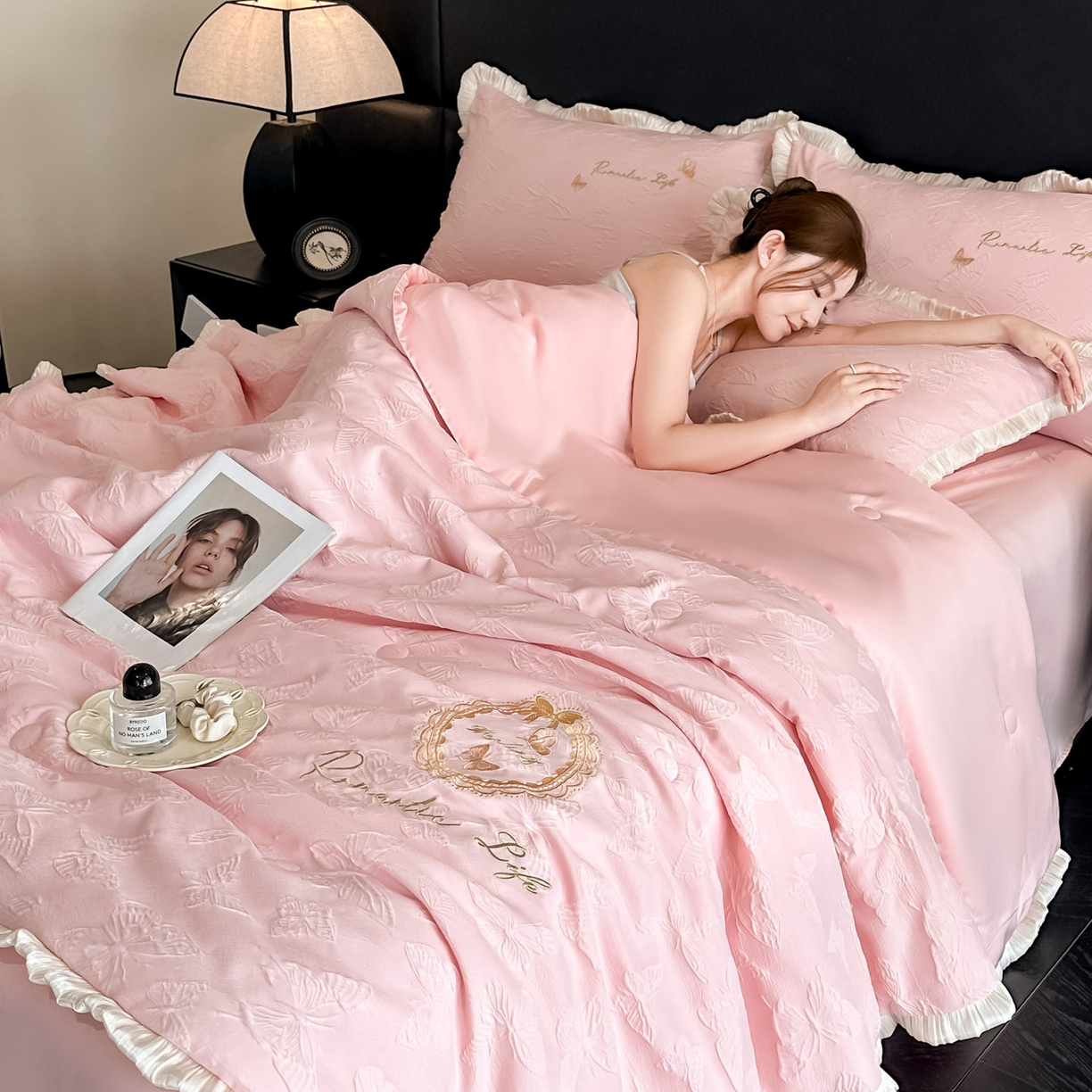 91家纺网 家纺一手货源 找家纺 （总）宇航家纺 2026新款浮雕花边款水洗真丝夏被四件套-晨光舞曲