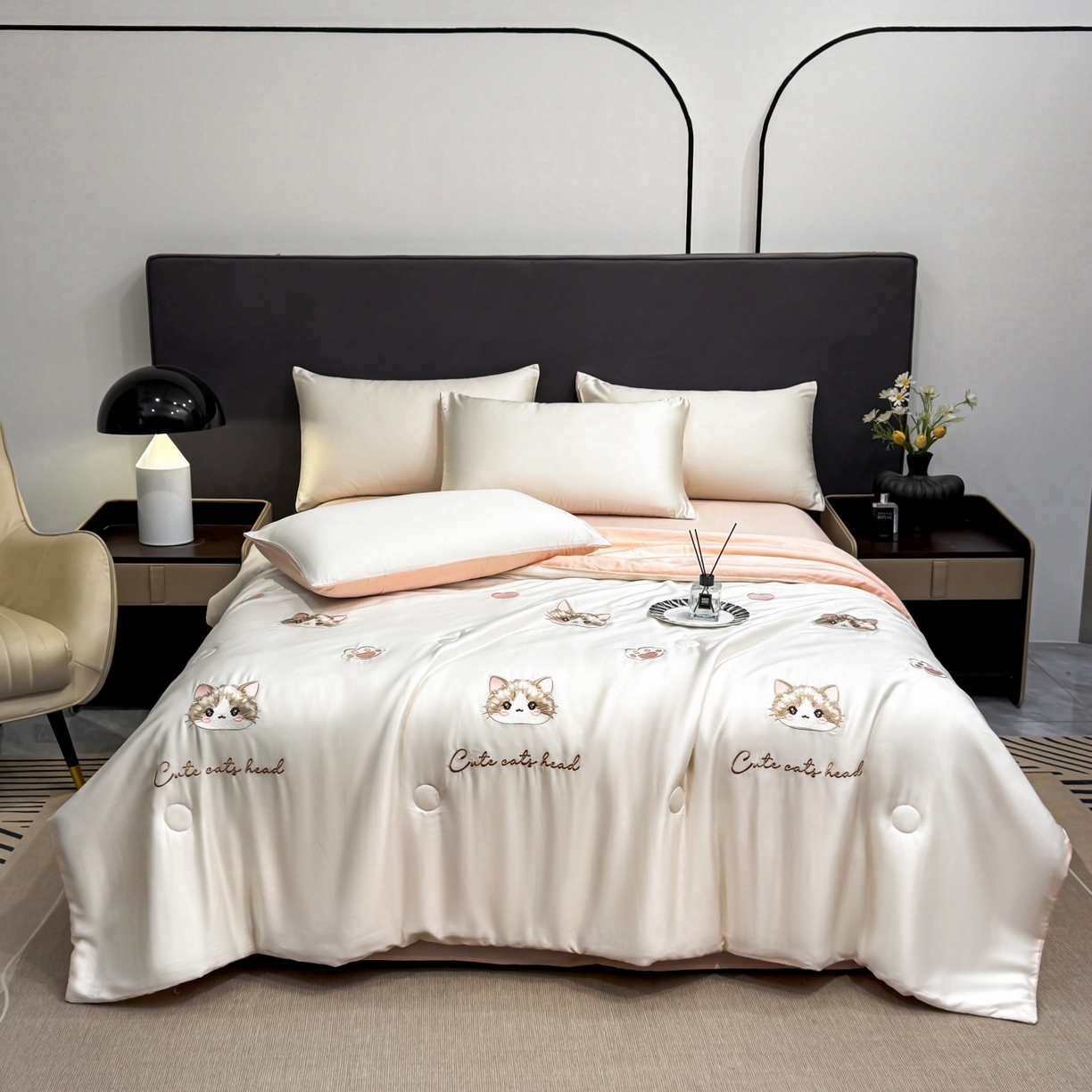 91家纺网 家纺一手货源 找家纺 恒畅 2026新款满绣水洗冰丝夏被夏被四件套 甜梦小猫-奶昔白粉