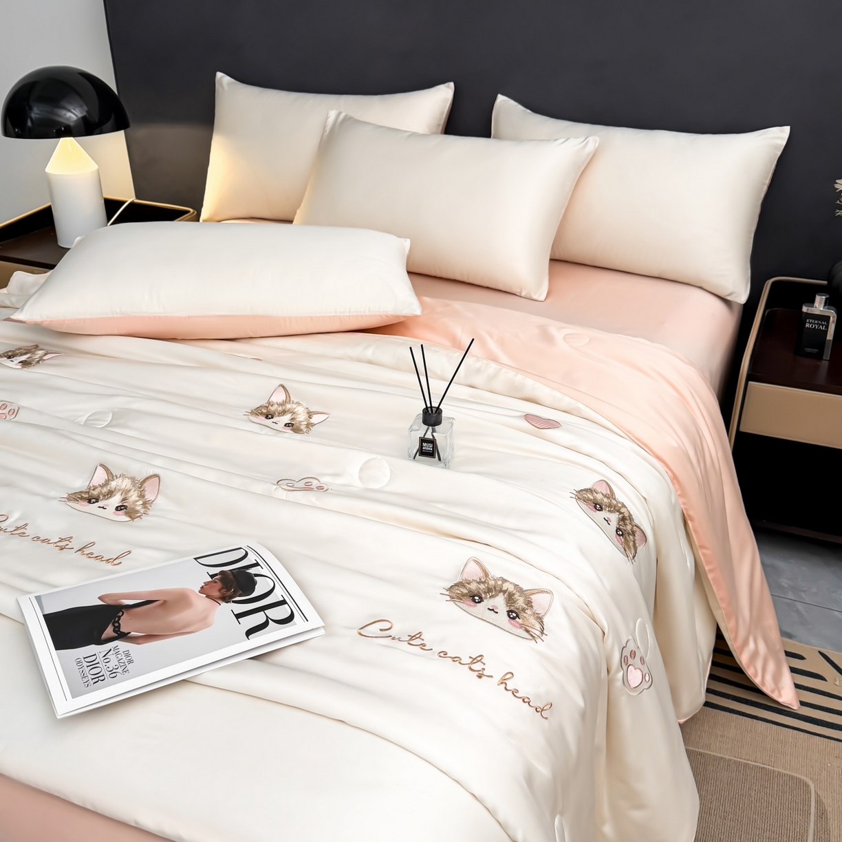 91家纺网 家纺一手货源 找家纺 恒畅 2026新款满绣水洗冰丝夏被夏被四件套 甜梦小猫-奶昔白粉