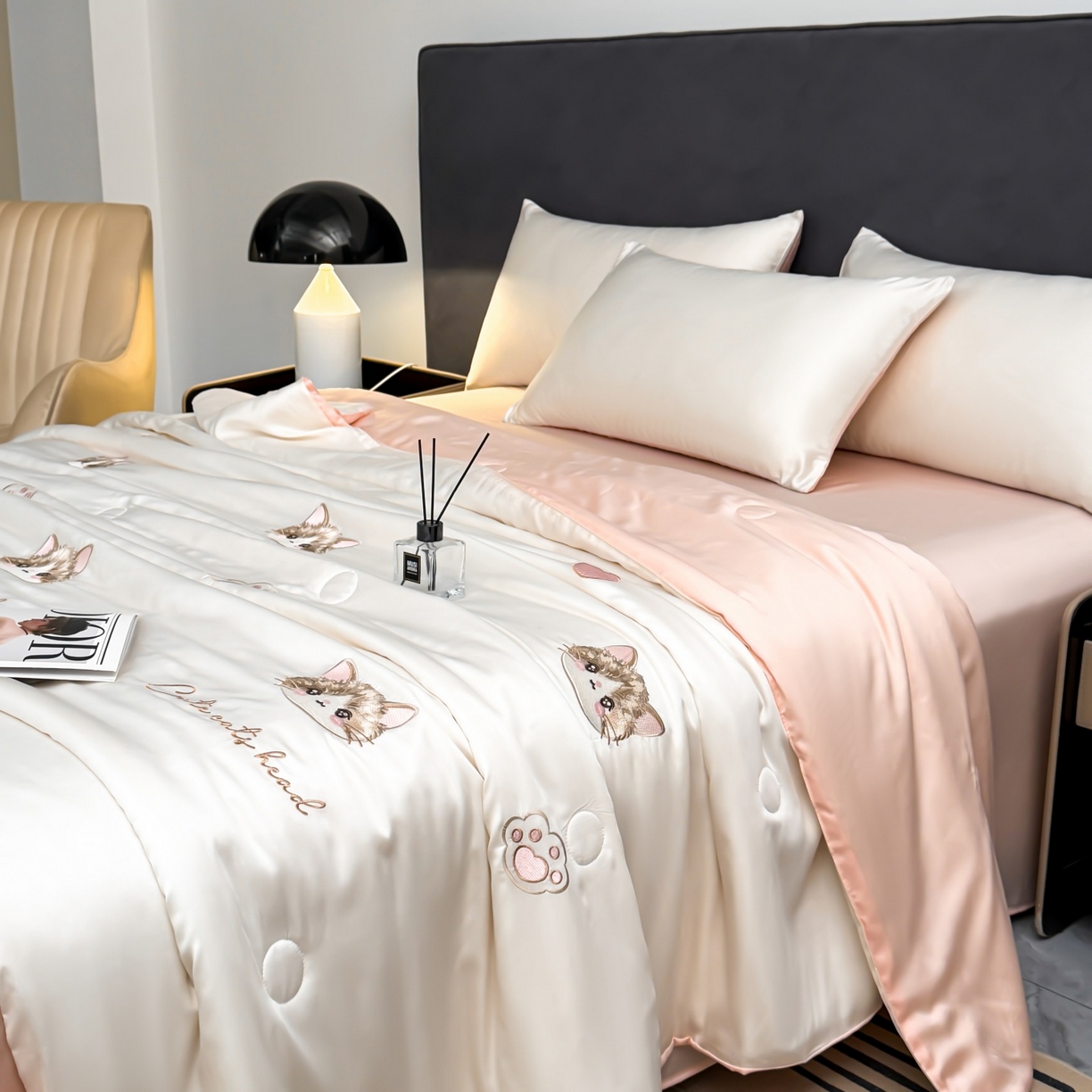 91家纺网 家纺一手货源 找家纺 恒畅 2026新款满绣水洗冰丝夏被夏被四件套 甜梦小猫-奶昔白粉