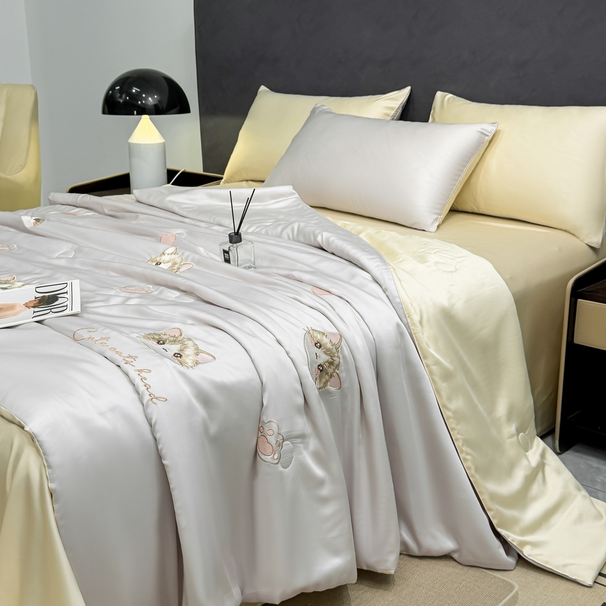 91家纺网 家纺一手货源 找家纺 恒畅 2026新款满绣水洗冰丝夏被夏被四件套 甜梦小猫-灰奶黄