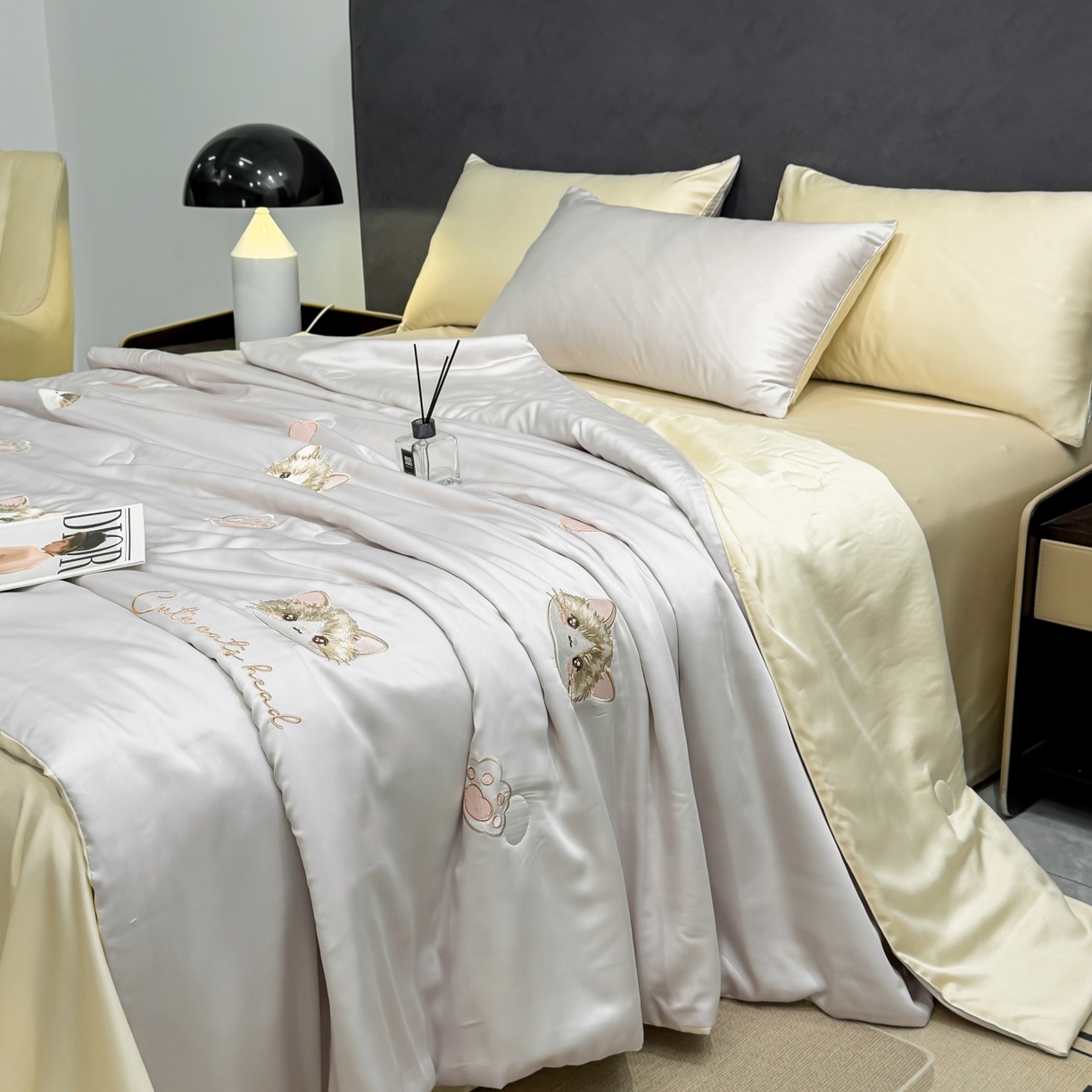 91家纺网 家纺一手货源 找家纺 恒畅 2026新款满绣水洗冰丝夏被夏被四件套 甜梦小猫-灰奶黄