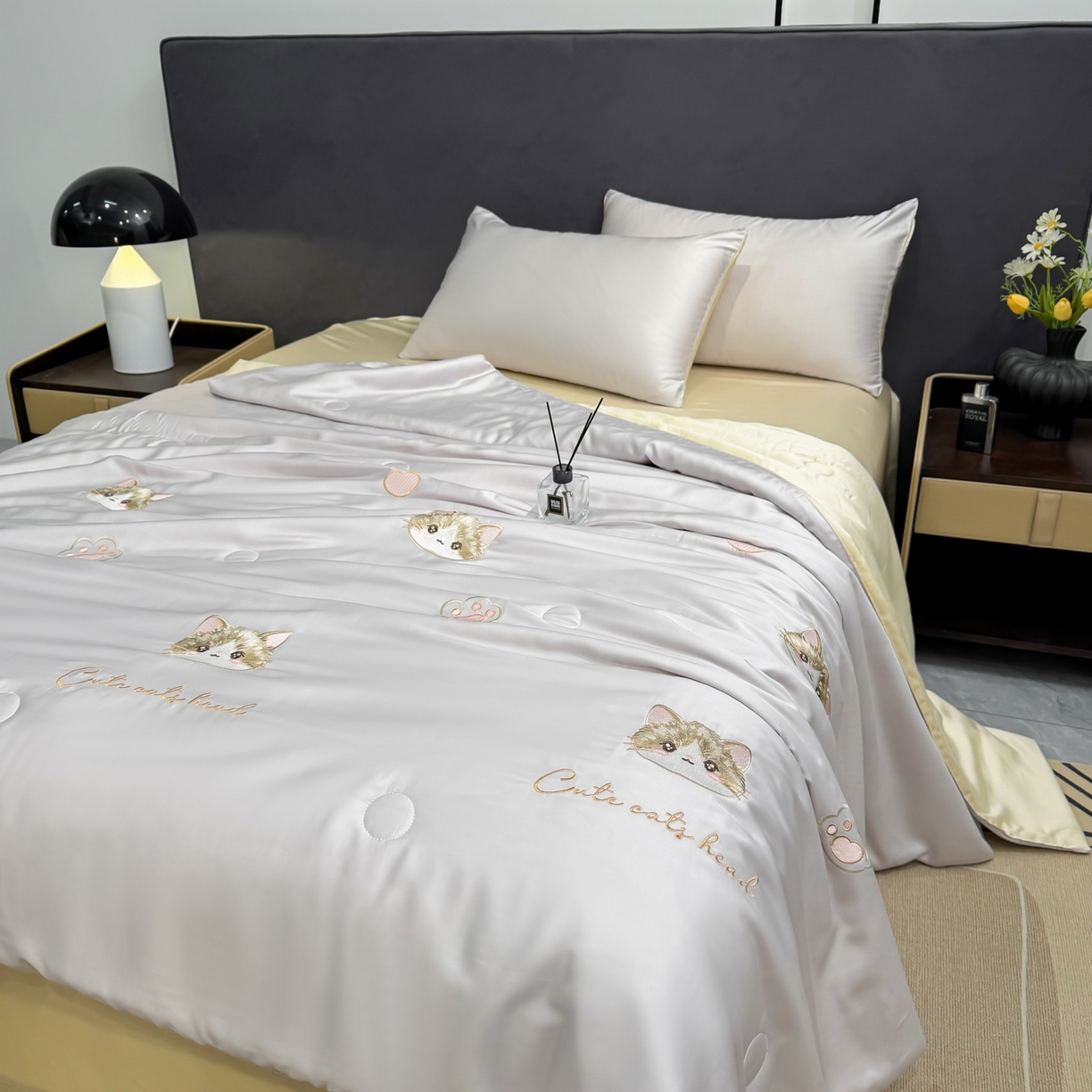 91家纺网 家纺一手货源 找家纺 恒畅 2026新款满绣水洗冰丝夏被夏被四件套 甜梦小猫-灰奶黄