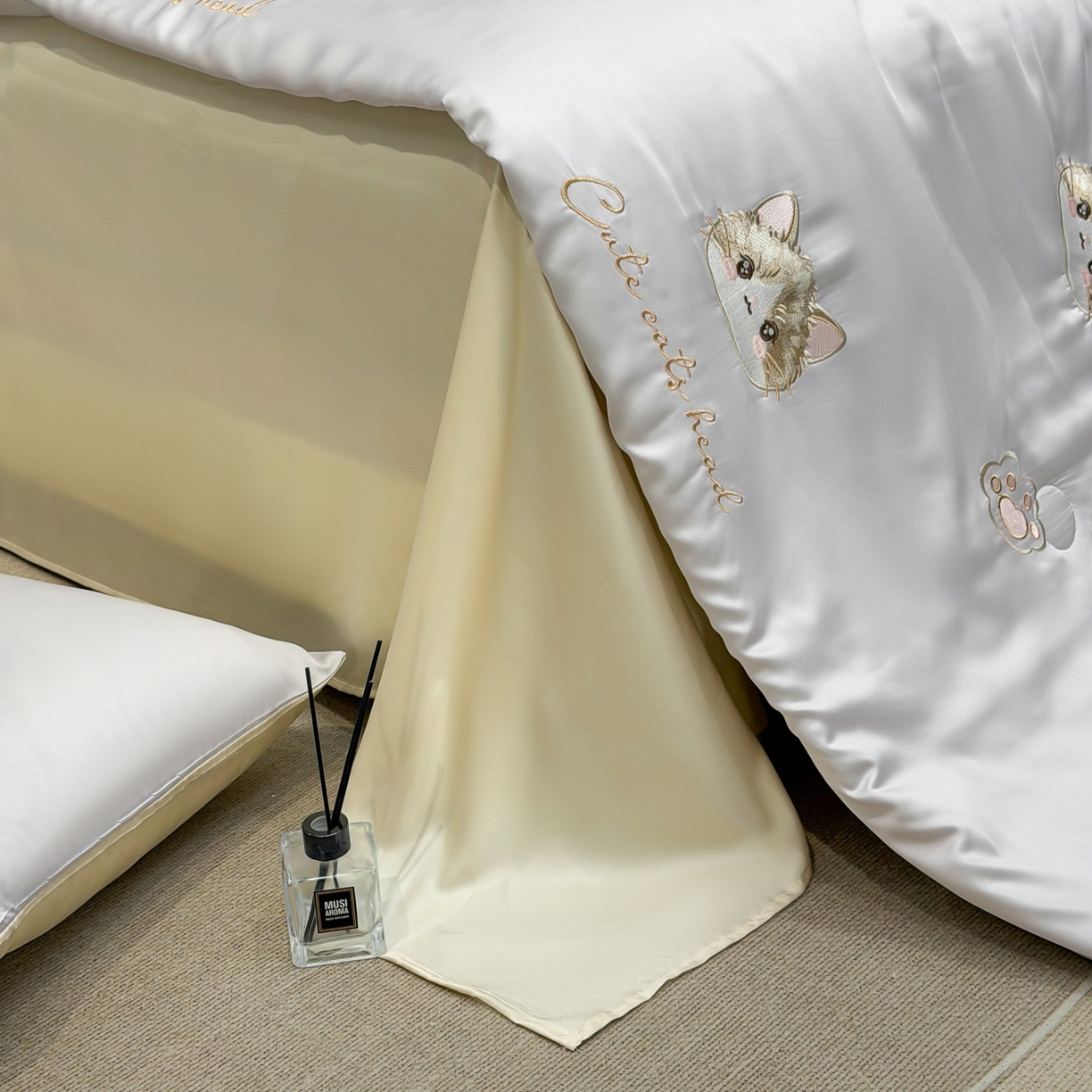 91家纺网 家纺一手货源 找家纺 恒畅 2026新款满绣水洗冰丝夏被夏被四件套 甜梦小猫-灰奶黄