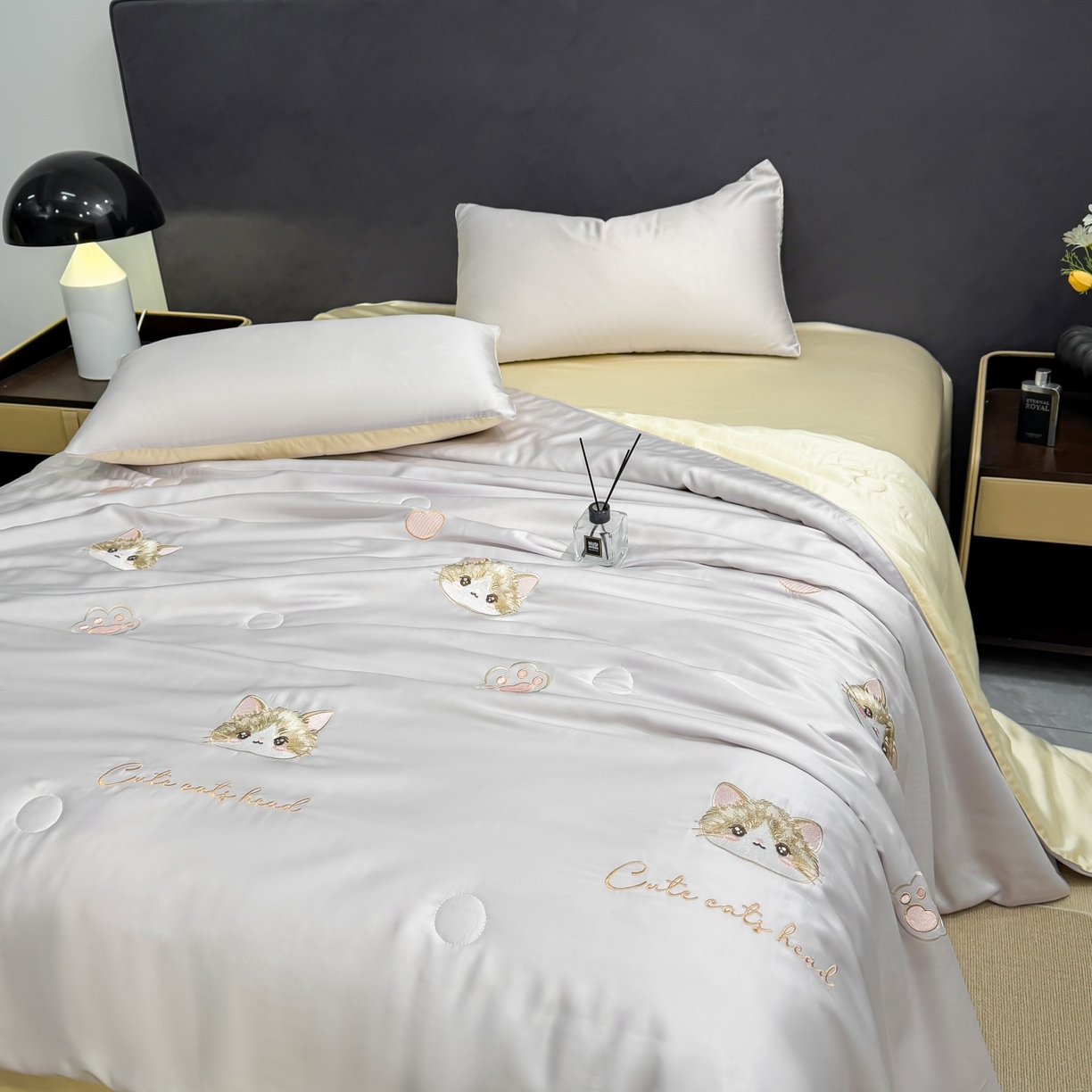 91家纺网 家纺一手货源 找家纺 恒畅 2026新款满绣水洗冰丝夏被夏被四件套 甜梦小猫-灰奶黄