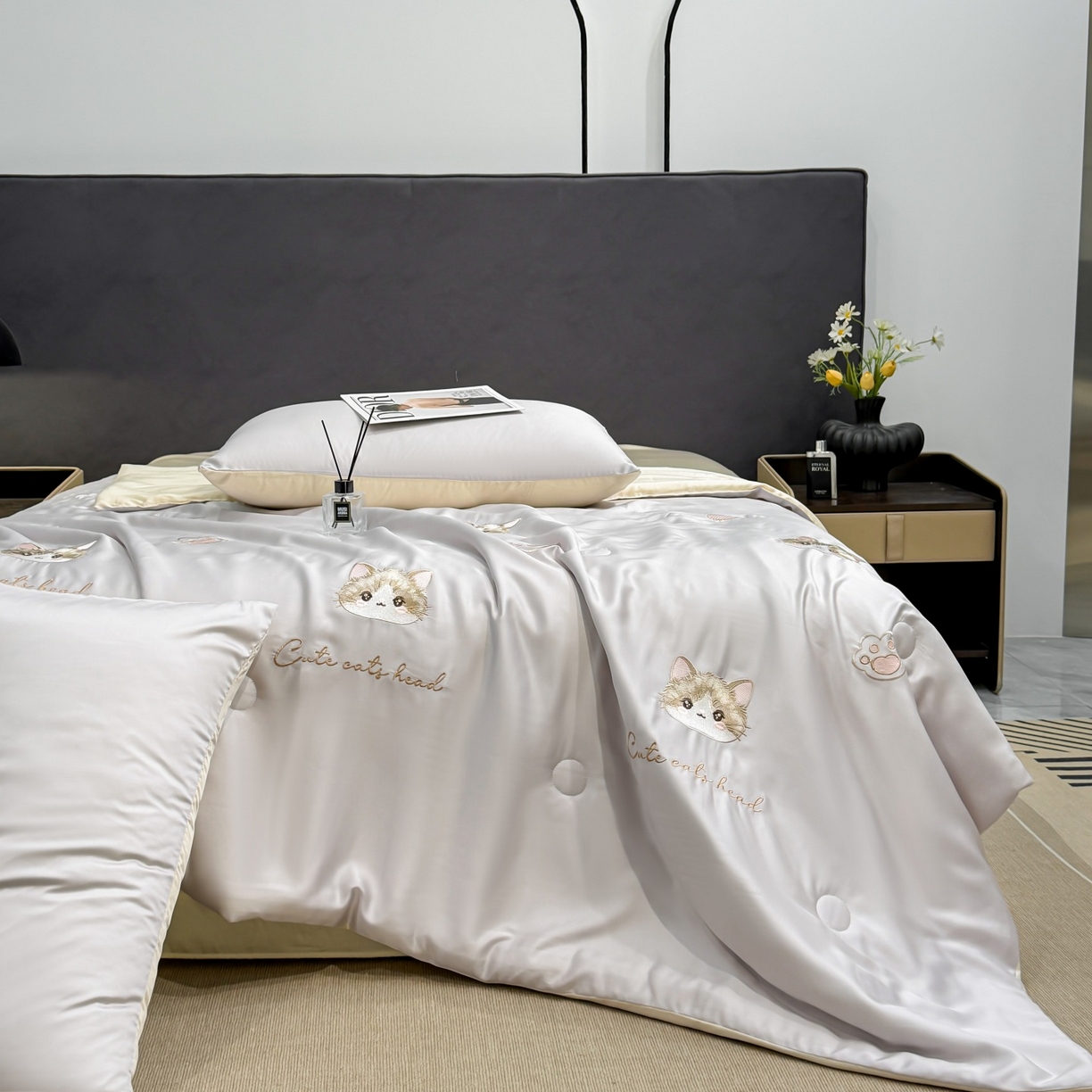 91家纺网 家纺一手货源 找家纺 恒畅 2026新款满绣水洗冰丝夏被夏被四件套 甜梦小猫-灰奶黄