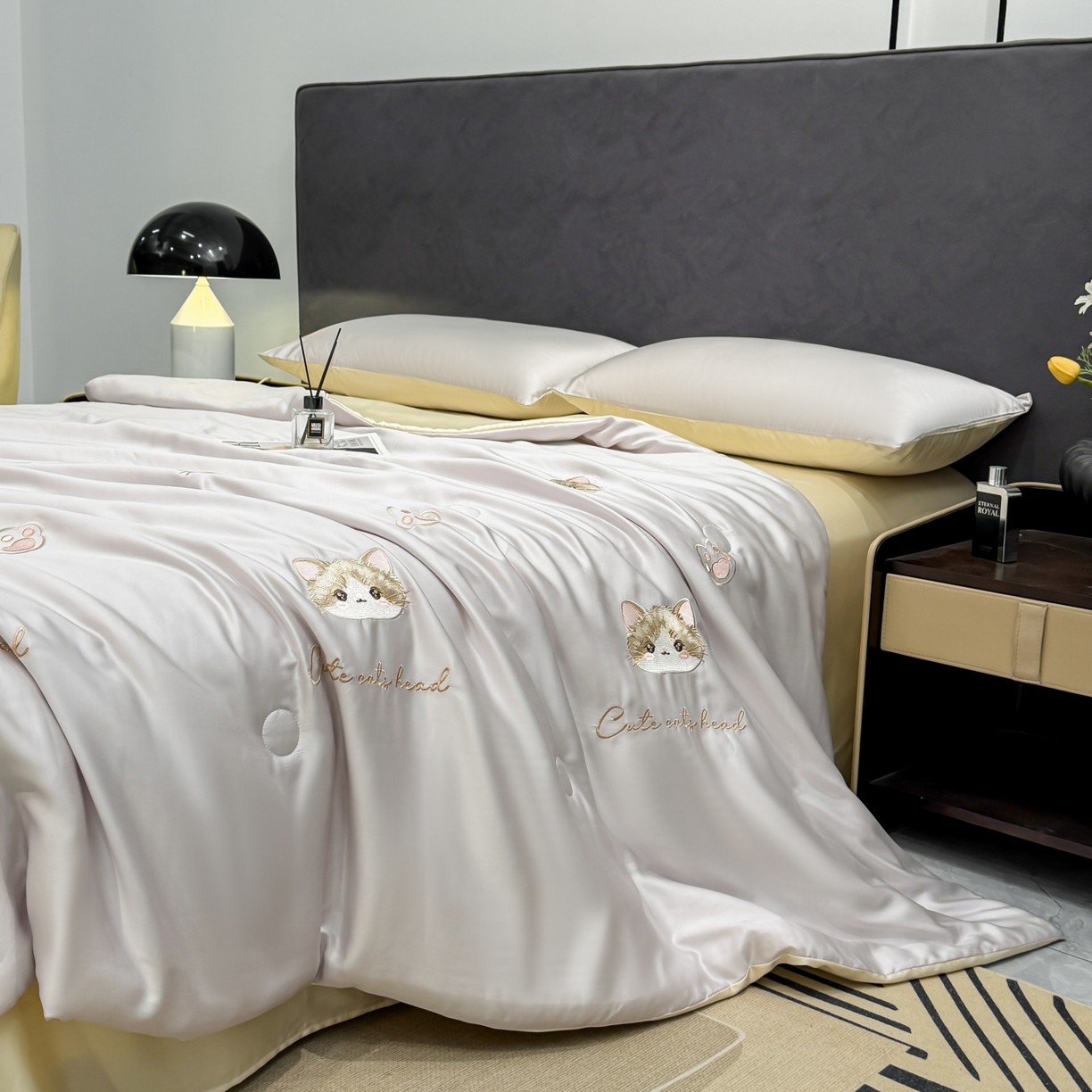 91家纺网 家纺一手货源 找家纺 恒畅 2026新款满绣水洗冰丝夏被夏被四件套 甜梦小猫-灰奶黄