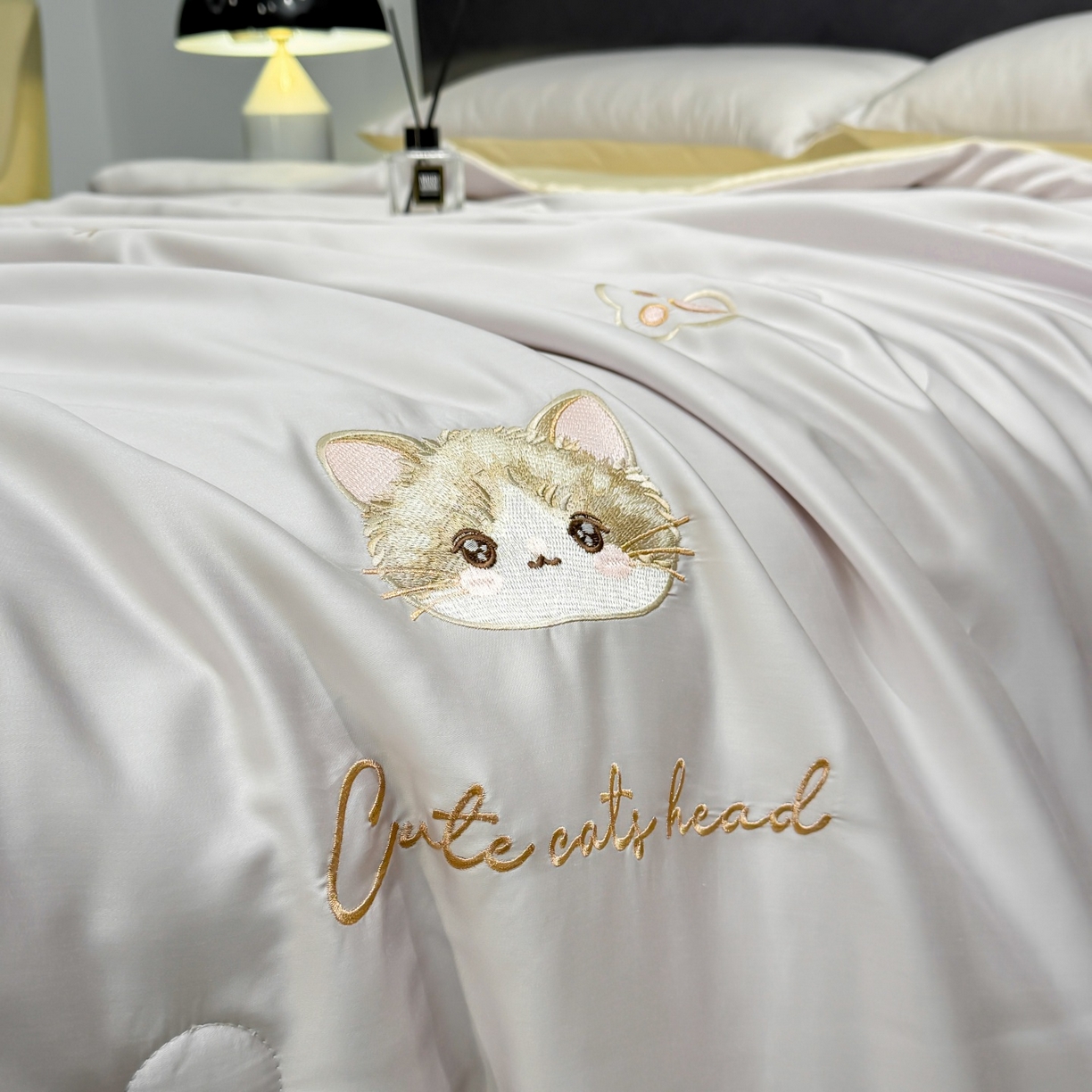 91家纺网 家纺一手货源 找家纺 恒畅 2026新款满绣水洗冰丝夏被夏被四件套 甜梦小猫-灰奶黄