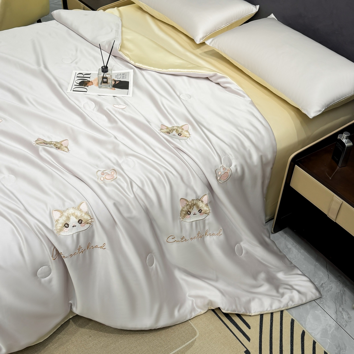 91家纺网 家纺一手货源 找家纺 恒畅 2026新款满绣水洗冰丝夏被夏被四件套 甜梦小猫-灰奶黄
