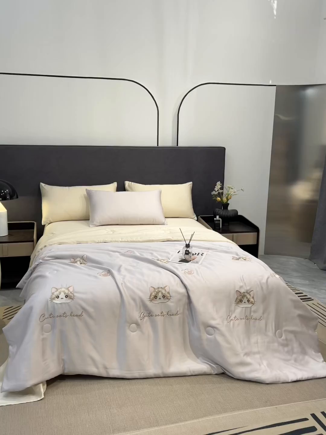 91家纺网 家纺一手货源 找家纺 恒畅 2026新款满绣水洗冰丝夏被夏被四件套 甜梦小猫-灰奶黄