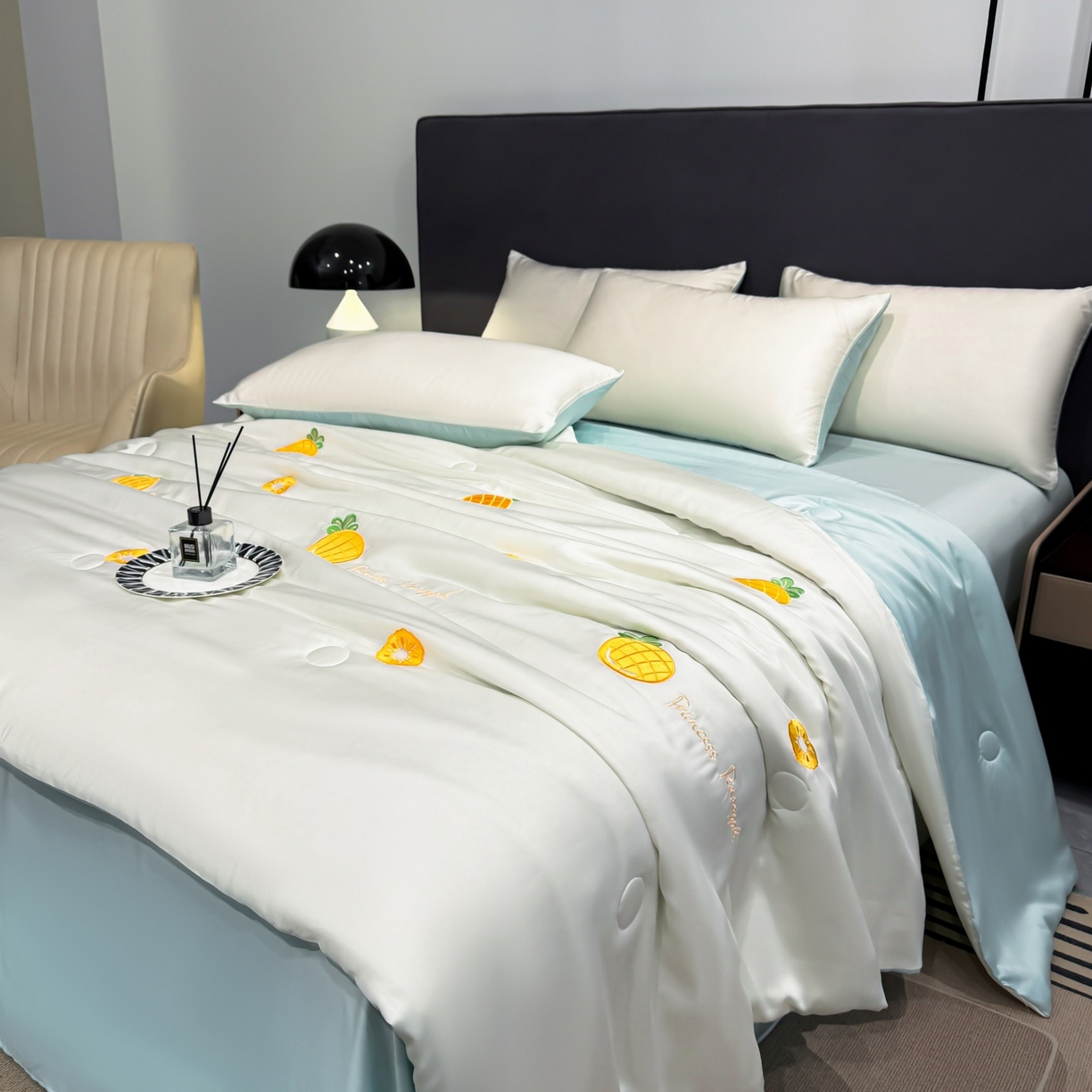 91家纺网 家纺一手货源 找家纺 恒畅 2026新款满绣水洗冰丝夏被夏被四件套 菠萝织夏-奶昔白蓝