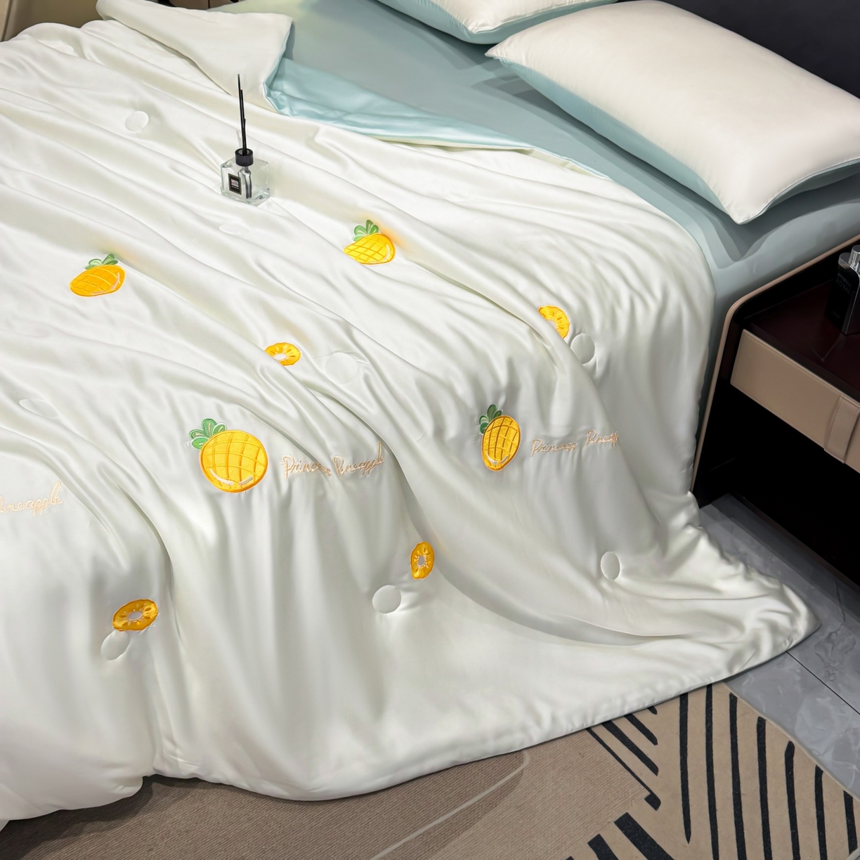 91家纺网 家纺一手货源 找家纺 恒畅 2026新款满绣水洗冰丝夏被夏被四件套 菠萝织夏-奶昔白蓝