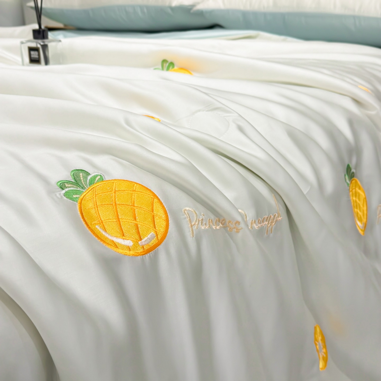 91家纺网 家纺一手货源 找家纺 恒畅 2026新款满绣水洗冰丝夏被夏被四件套 菠萝织夏-奶昔白蓝