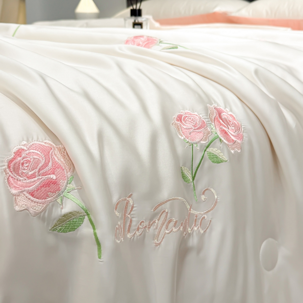 91家纺网 家纺一手货源 找家纺 恒畅 2026新款满绣水洗冰丝夏被夏被四件套 粉黛玫瑰-奶昔白粉