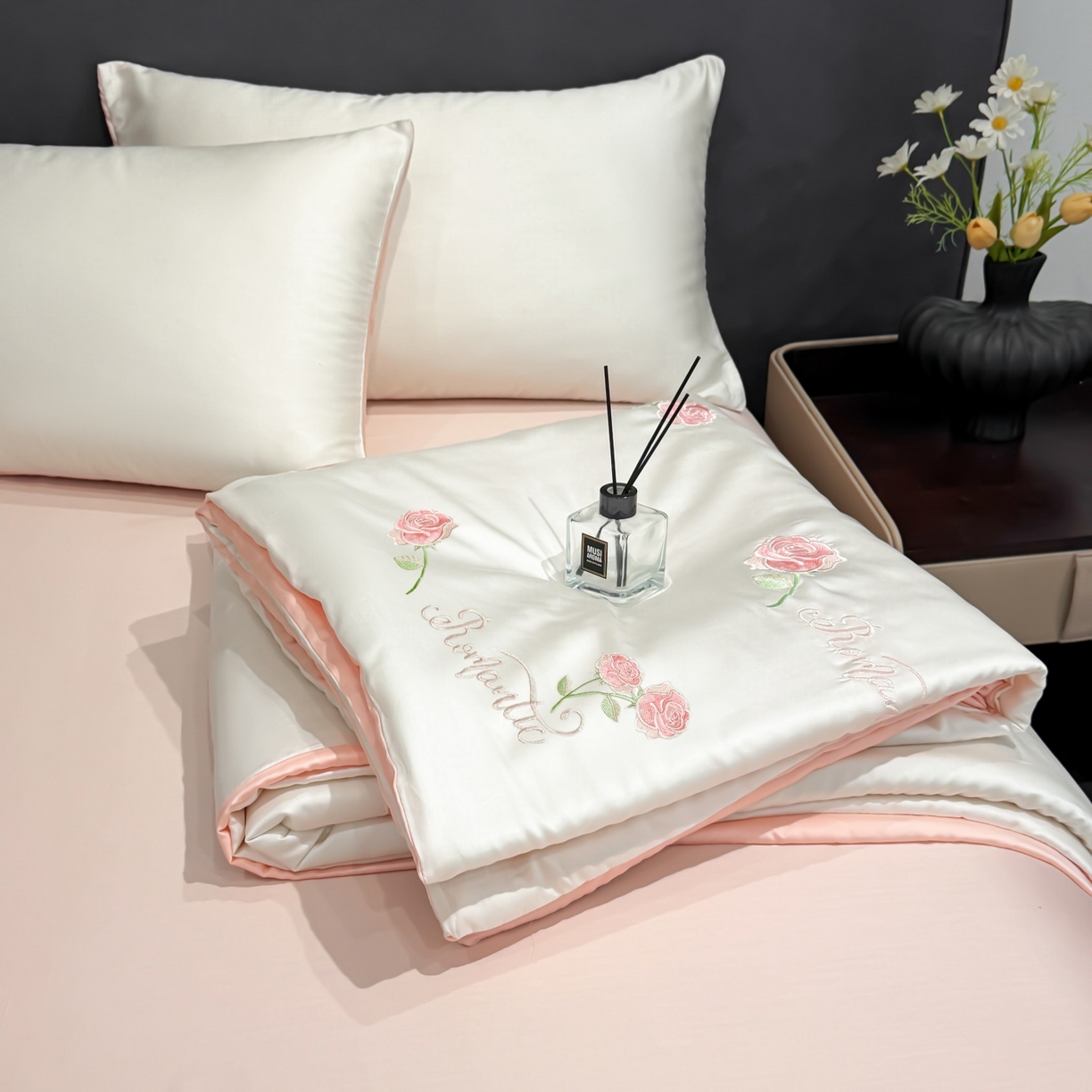 91家纺网 家纺一手货源 找家纺 恒畅 2026新款满绣水洗冰丝夏被夏被四件套 粉黛玫瑰-奶昔白粉