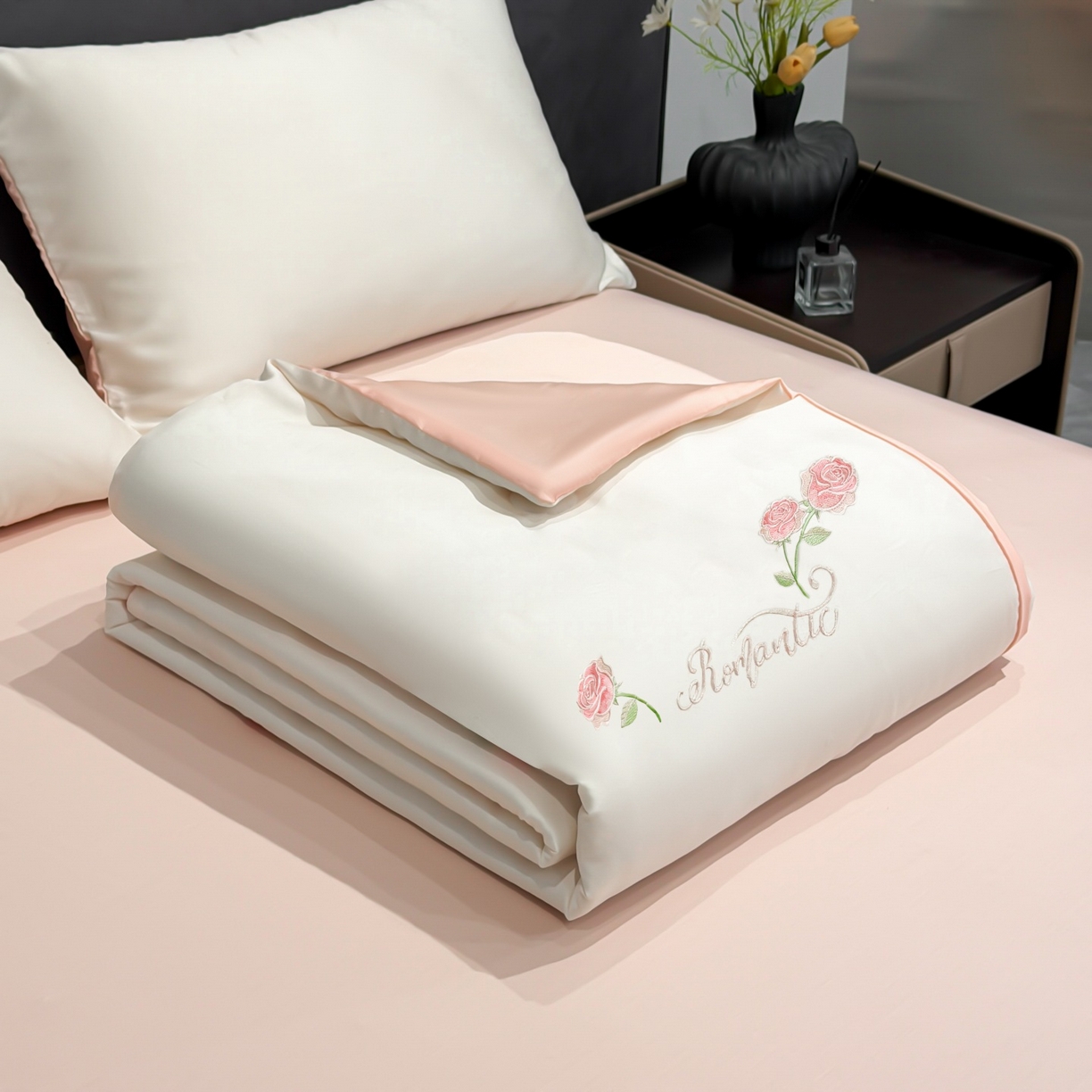 91家纺网 家纺一手货源 找家纺 恒畅 2026新款满绣水洗冰丝夏被夏被四件套 粉黛玫瑰-奶昔白粉