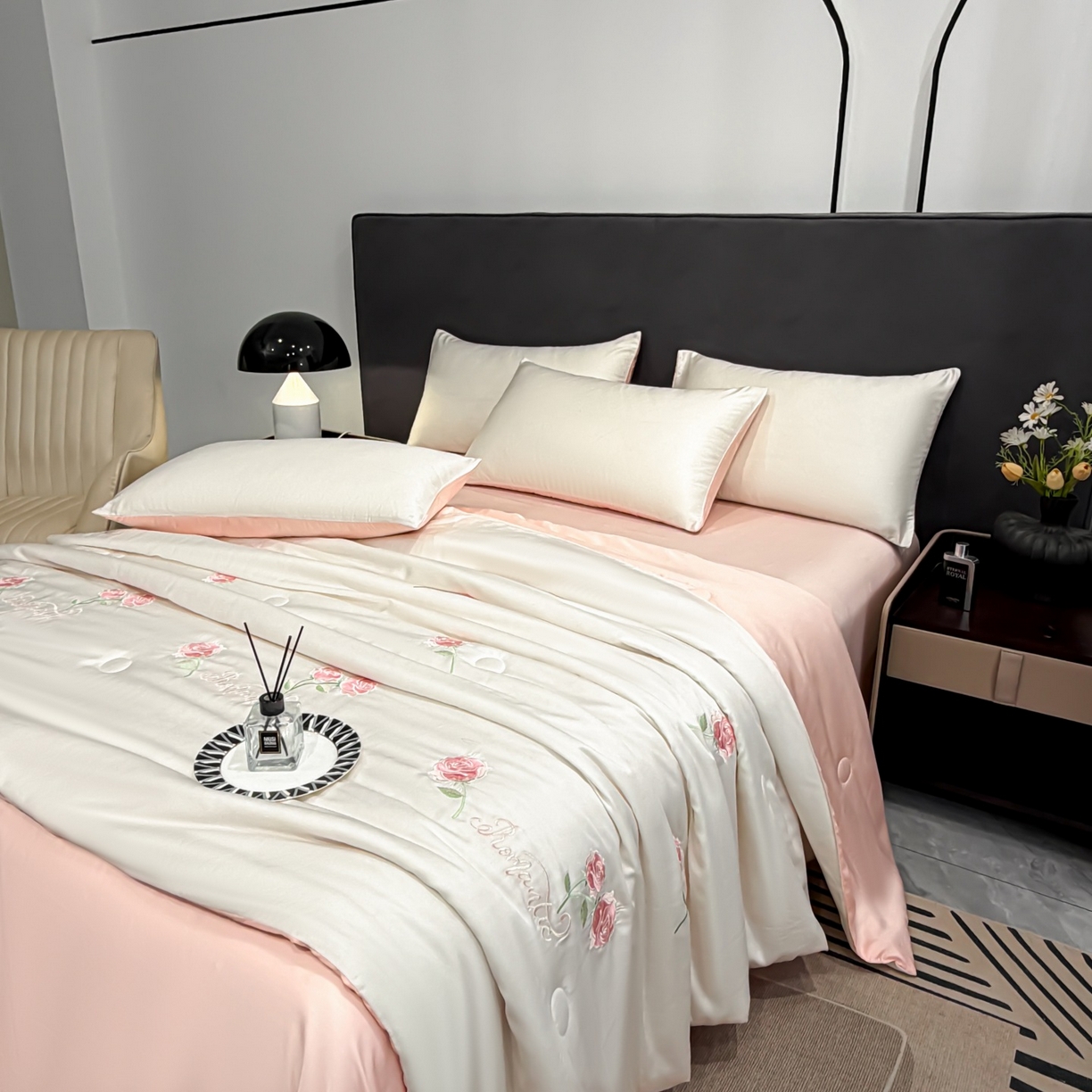 91家纺网 家纺一手货源 找家纺 恒畅 2026新款满绣水洗冰丝夏被夏被四件套 粉黛玫瑰-奶昔白粉