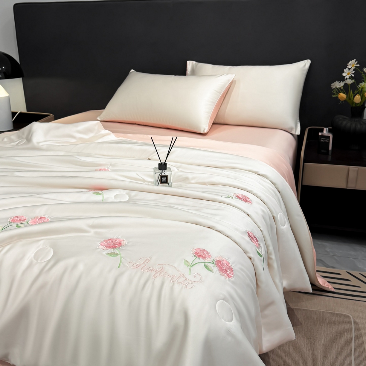 91家纺网 家纺一手货源 找家纺 恒畅 2026新款满绣水洗冰丝夏被夏被四件套 粉黛玫瑰-奶昔白粉