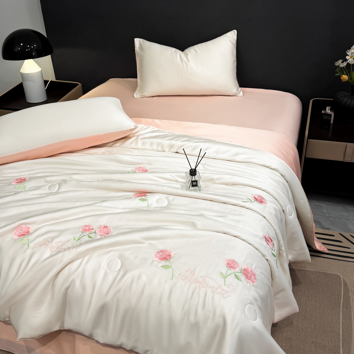 91家纺网 家纺一手货源 找家纺 恒畅 2026新款满绣水洗冰丝夏被夏被四件套 粉黛玫瑰-奶昔白粉