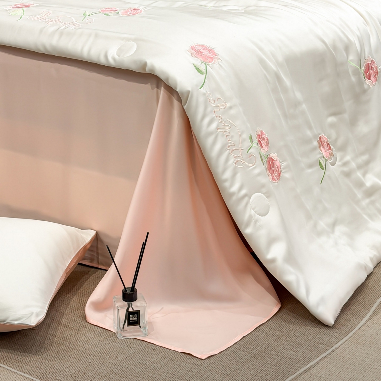 91家纺网 家纺一手货源 找家纺 恒畅 2026新款满绣水洗冰丝夏被夏被四件套 粉黛玫瑰-奶昔白粉