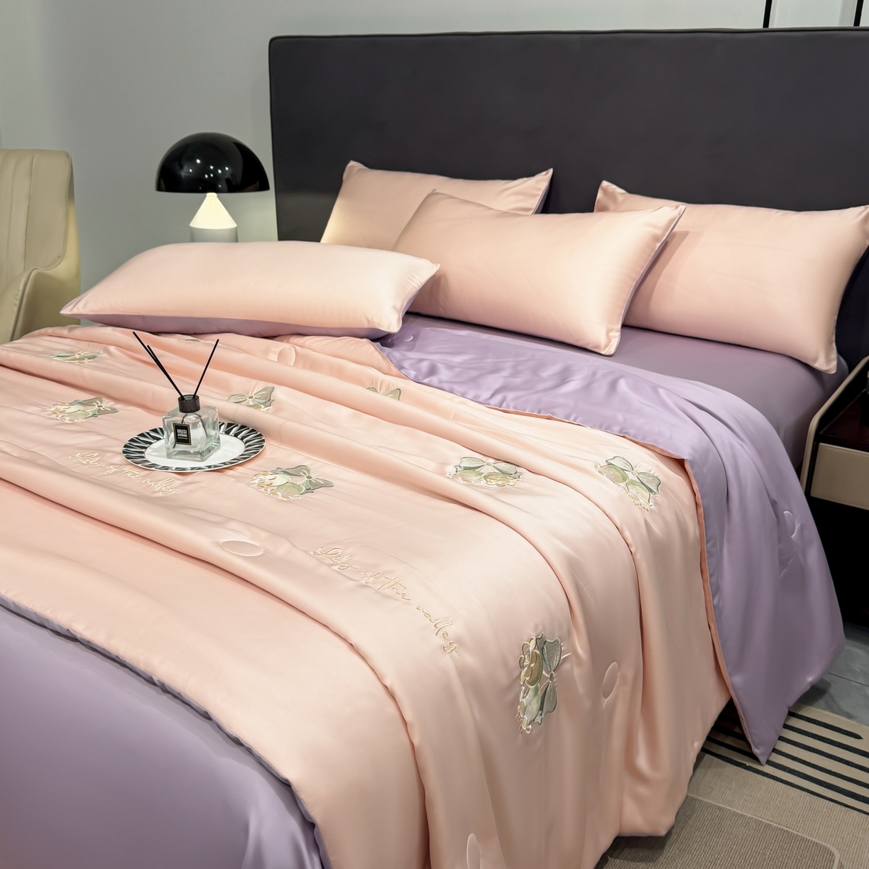 91家纺网 家纺一手货源 找家纺 恒畅 2026新款满绣水洗冰丝夏被夏被四件套 粉铃轻语-粉紫