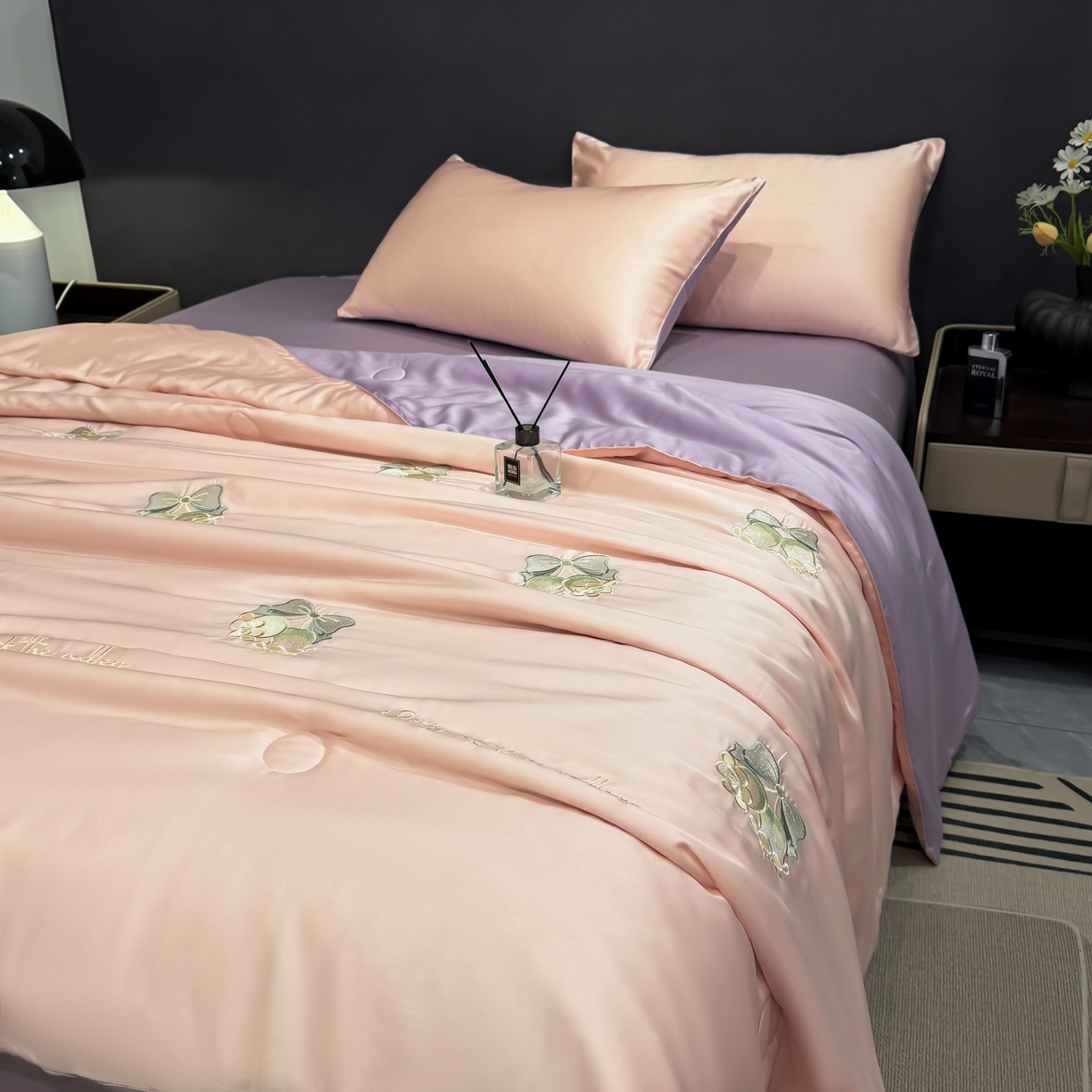 91家纺网 家纺一手货源 找家纺 恒畅 2026新款满绣水洗冰丝夏被夏被四件套 粉铃轻语-粉紫