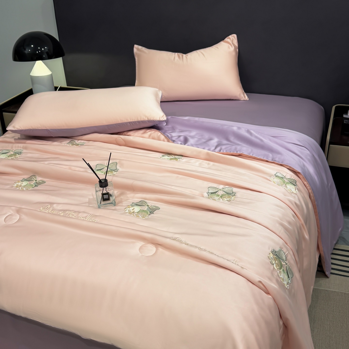 91家纺网 家纺一手货源 找家纺 恒畅 2026新款满绣水洗冰丝夏被夏被四件套 粉铃轻语-粉紫