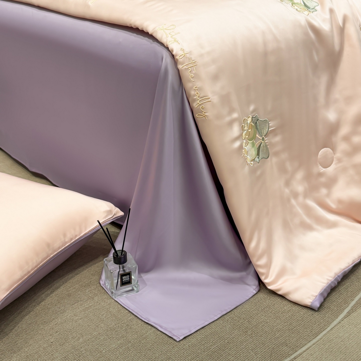 91家纺网 家纺一手货源 找家纺 恒畅 2026新款满绣水洗冰丝夏被夏被四件套 粉铃轻语-粉紫