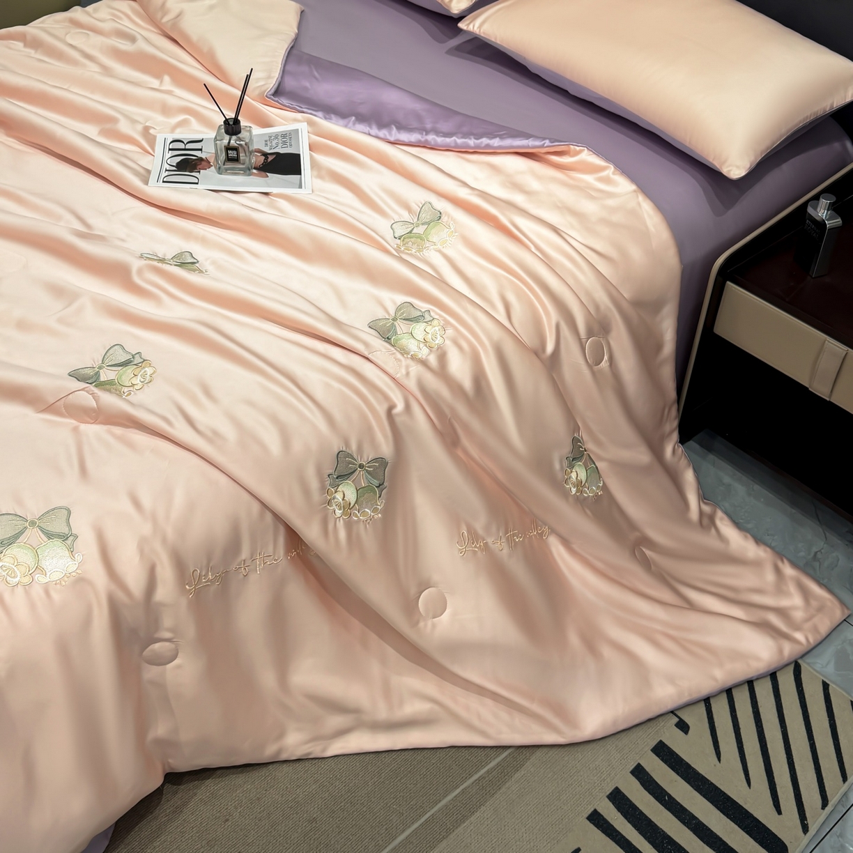 91家纺网 家纺一手货源 找家纺 恒畅 2026新款满绣水洗冰丝夏被夏被四件套 粉铃轻语-粉紫