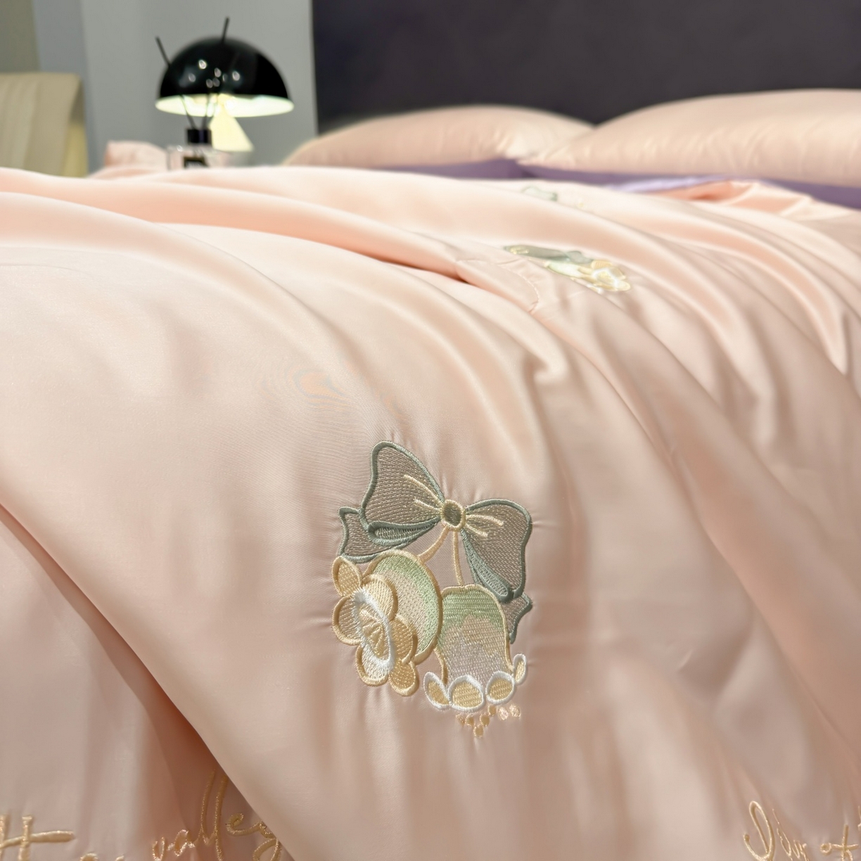 91家纺网 家纺一手货源 找家纺 恒畅 2026新款满绣水洗冰丝夏被夏被四件套 粉铃轻语-粉紫