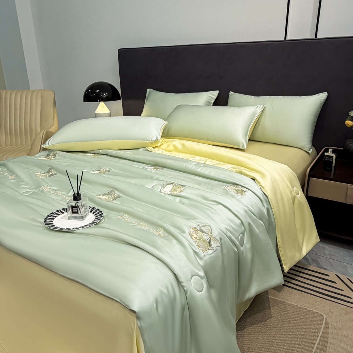 91家纺网 家纺一手货源 找家纺 恒畅 2026新款满绣水洗冰丝夏被夏被四件套 粉铃轻语-水绿黄