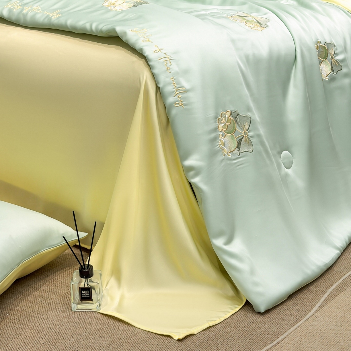 91家纺网 家纺一手货源 找家纺 恒畅 2026新款满绣水洗冰丝夏被夏被四件套 粉铃轻语-水绿黄