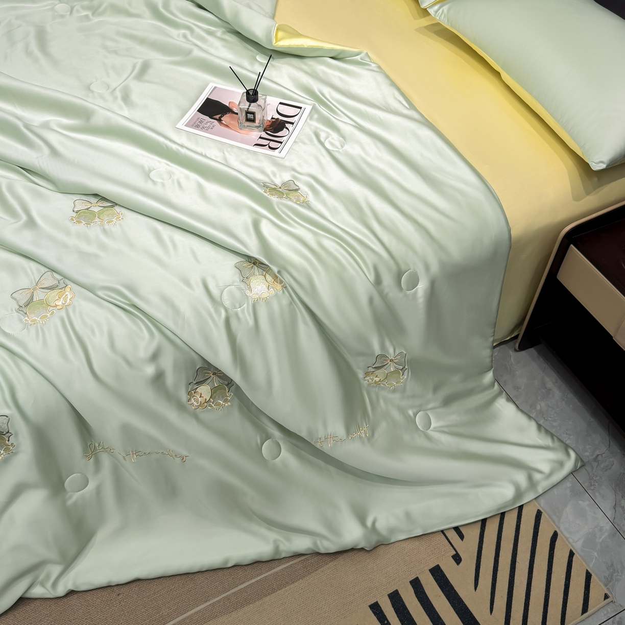 91家纺网 家纺一手货源 找家纺 恒畅 2026新款满绣水洗冰丝夏被夏被四件套 粉铃轻语-水绿黄
